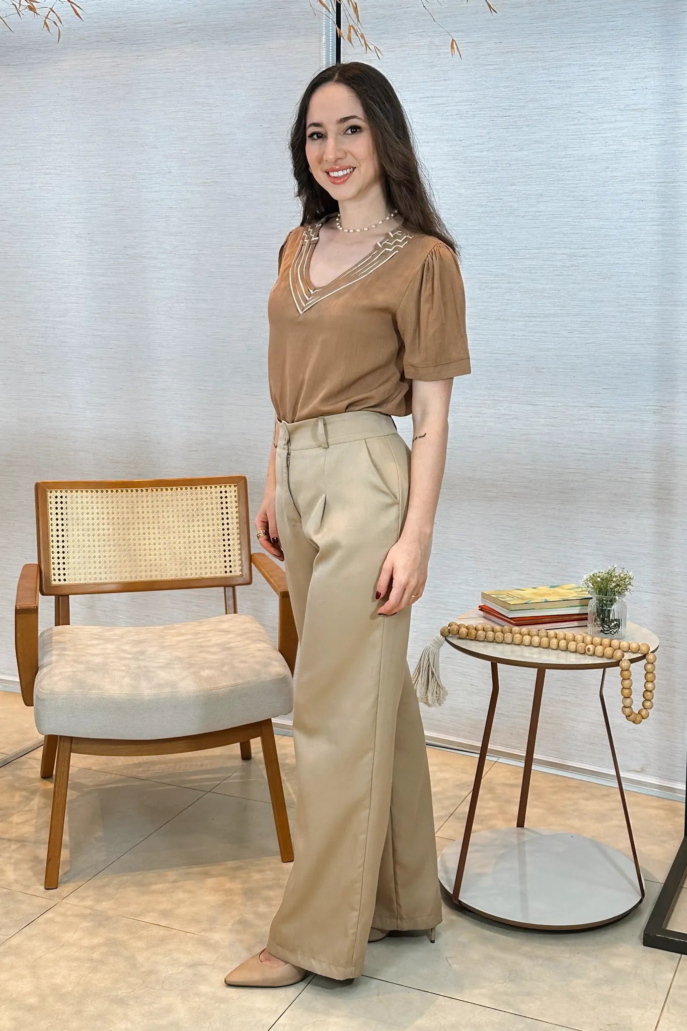 Conjunto: Blusa Manga Curta Detalhe Decote "V" Visco-Linho Marília Marrom + Calça Corte Reto Detalhe Cinto Priscila Bege