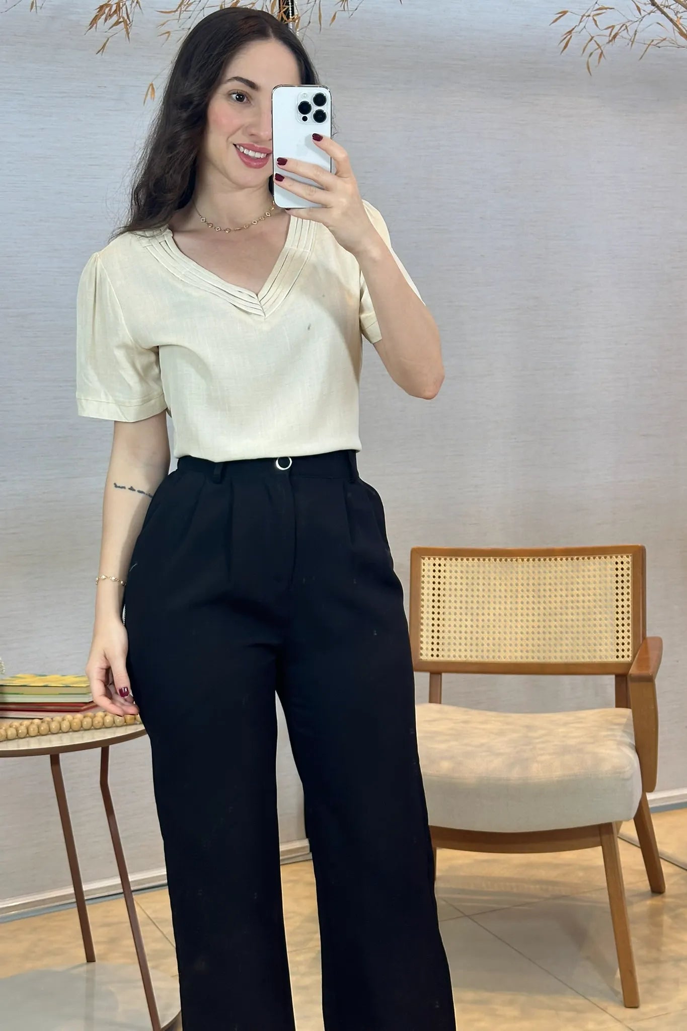 Conjunto: Blusa Manga Curta Detalhe Decote "V" Visco-Linho Marília Creme + Calça Pantalona Crepe Milano Detalhe Botão Encapado Elena Preta