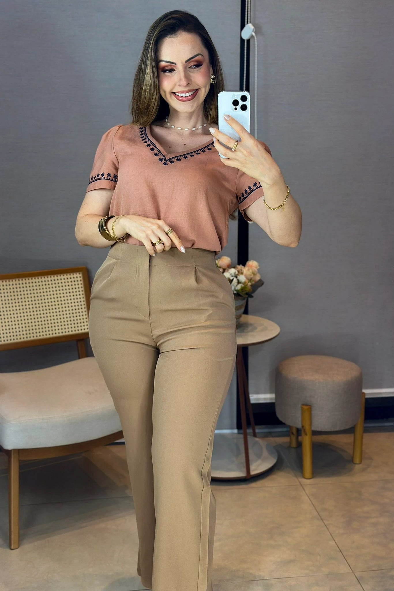 Conjunto: Blusa Manga Curta Decote em "V" Bordado em Visco Rustic Mara Coral + Calça Corte Reto em Alfaiataria com Detalhe em Pregas Selena Marrom Claro