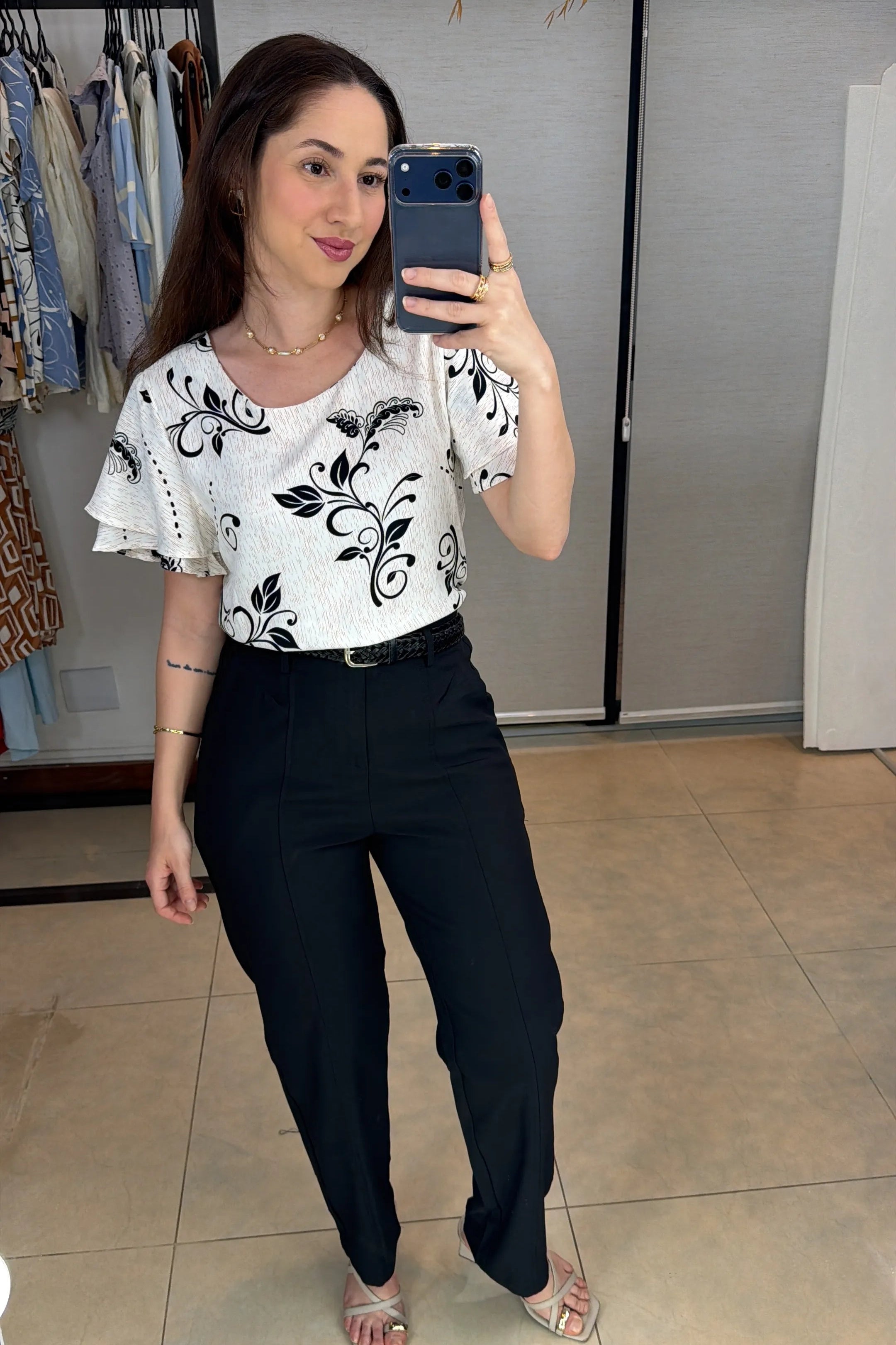 Conjunto: Blusa Manga Curta Camadas com Amarração Crepe Classic Eduarda Estampada Preta + Calça Alfaiataria Corte Reto Friso e Cós Infinito Bianca Preta