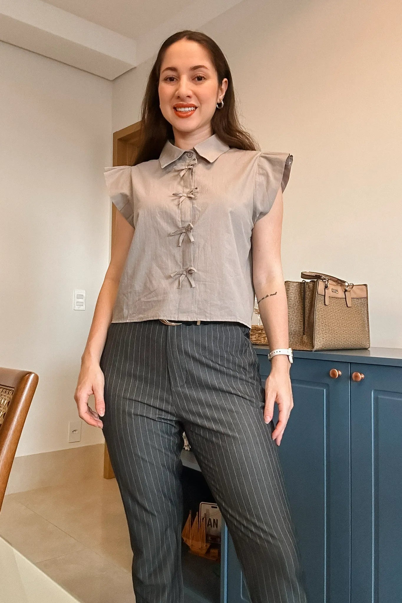Conjunto: Camisa Manga Curta Detalhe Laço Thamires Marrom + Calça Corte Reto Alfaiataria Essential Risca de Giz Luiza Cinza