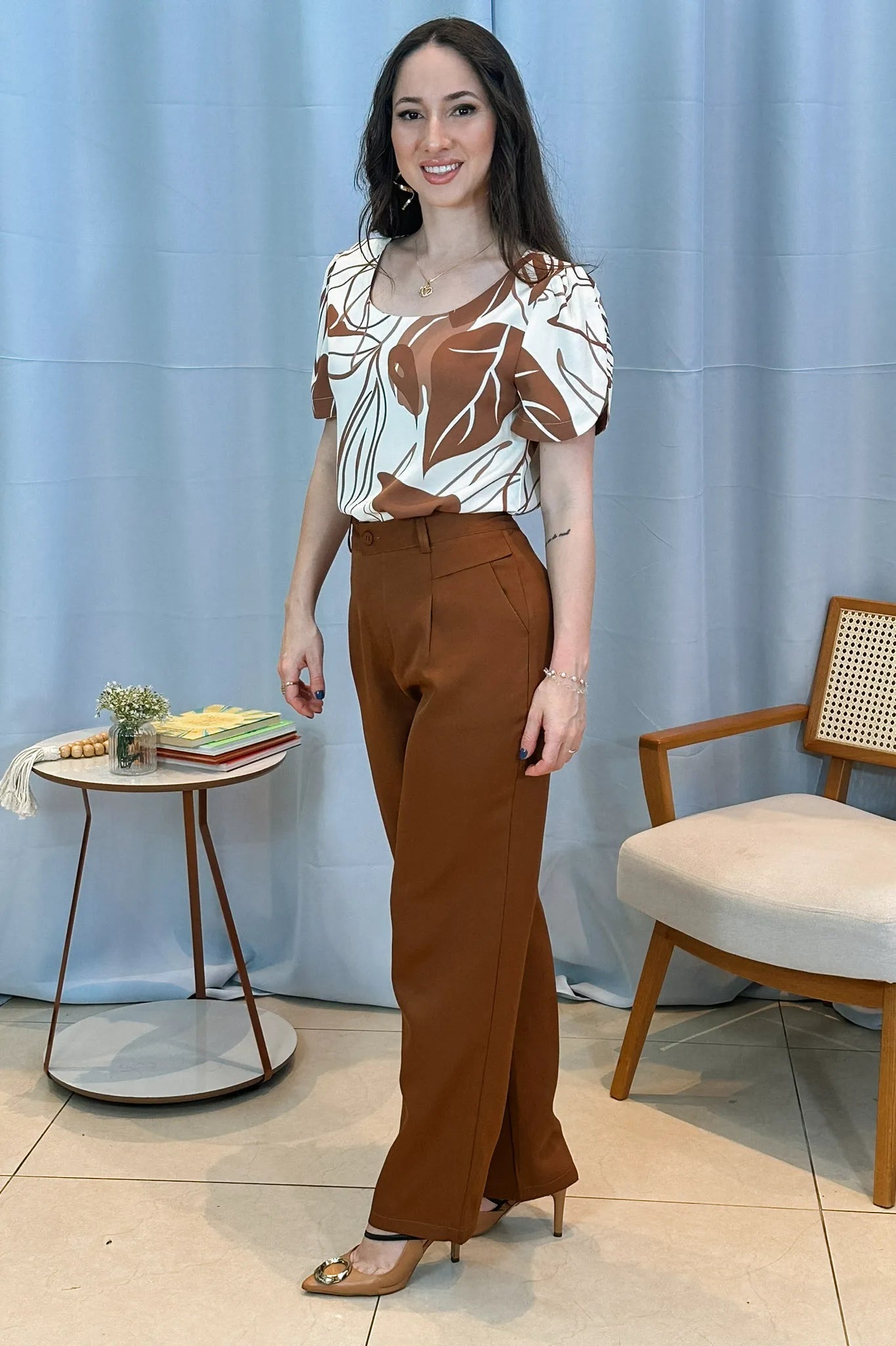 Conjunto: Blusa Manga Detalhe Botão Crepe Classic Suelen Estampada Marrom + Calça Corte Reto Alfaiataria Detalhe Bolso Adriana Esteves Marrom