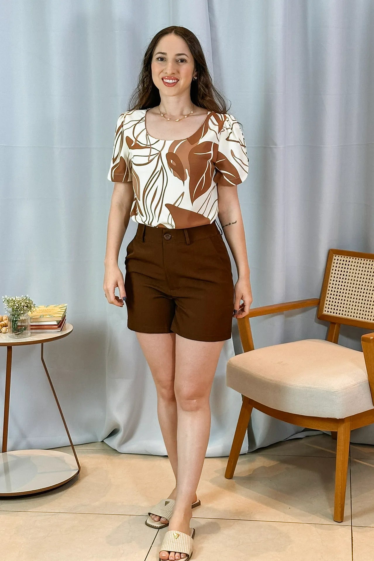 Conjunto: Blusa Manga Detalhe Botão Crepe Classic Suelen Estampada Marrom + Shorts Alfaiataria Paolla Oliveira Marrom