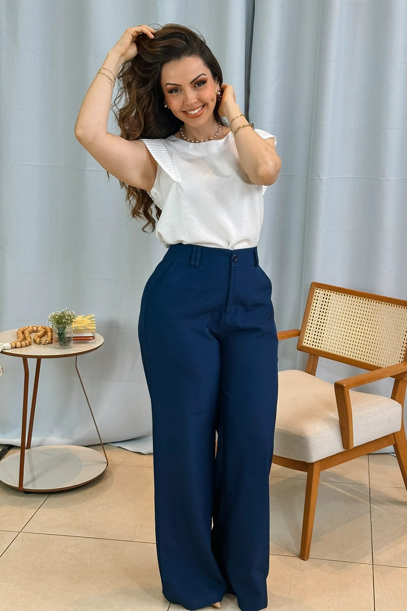 Conjunto: Blusa Regata Detalhe Babado Visco Essenza Maísa Branca + Calça Pantalona Alfaiataria Lux Detalhe Passador Grazi Massafera Azul Marinho