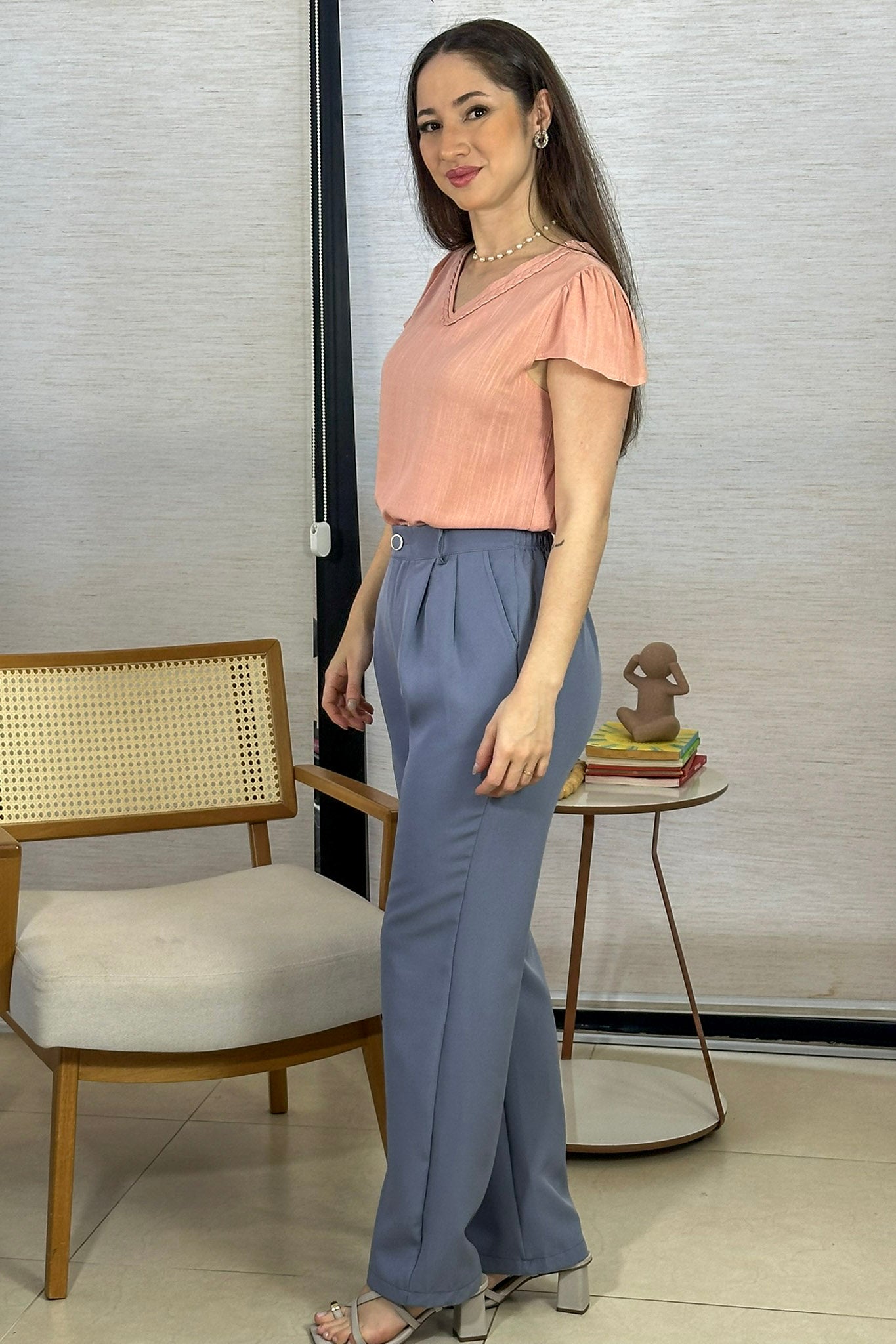 Conjunto: Blusa Manga Curta Detalhe Gola Trançada Visco-linho Leila Rosa + Calça Pantalona Crepe Milano Detalhe Botão Encapado Elena Azul