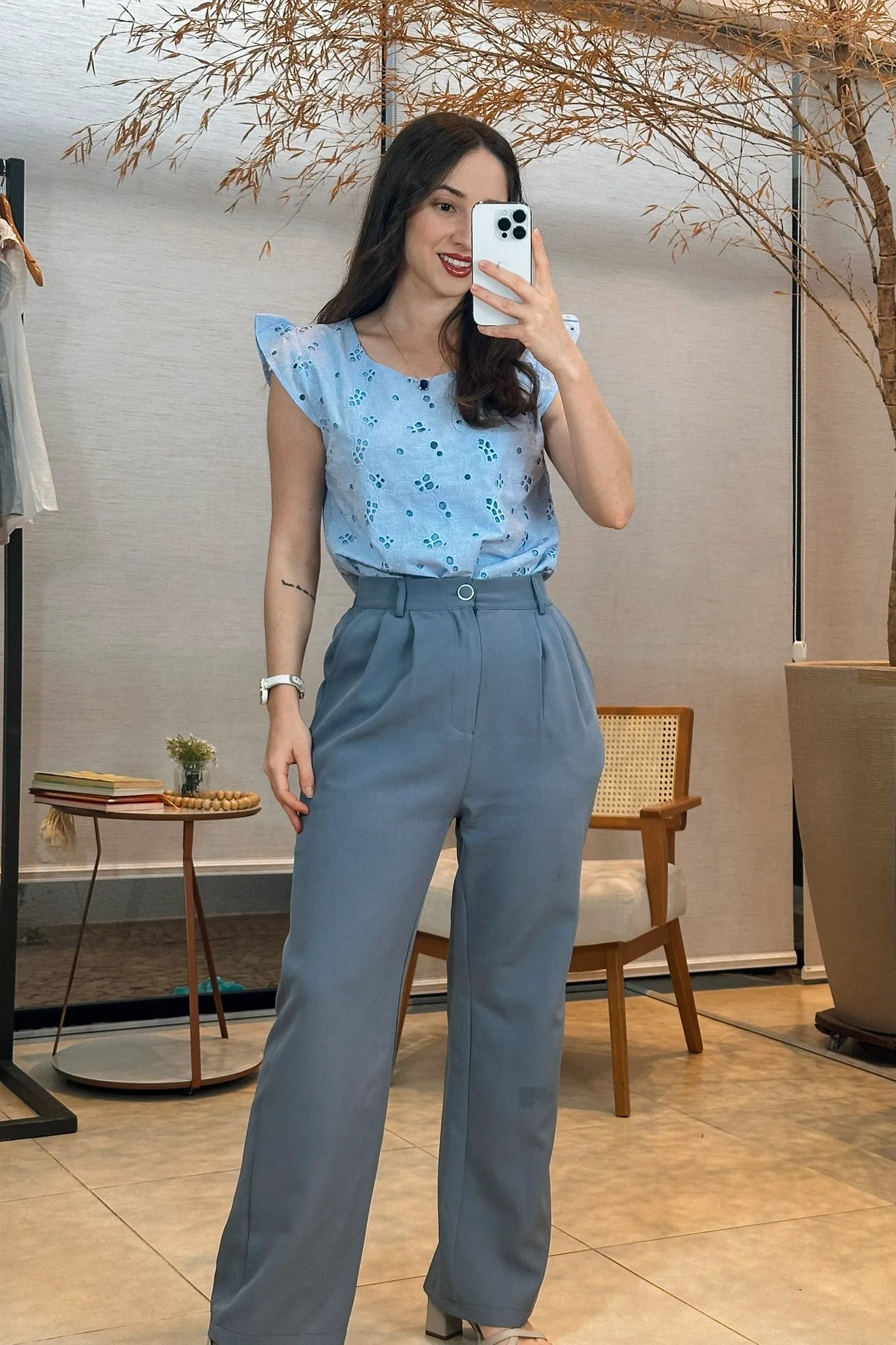 Conjunto: Blusa Regata Em Algodão Textura Bordada Laise Suzy Azul + Calça Pantalona Crepe Milano Detalhe Botão Encapado Elena Azul
