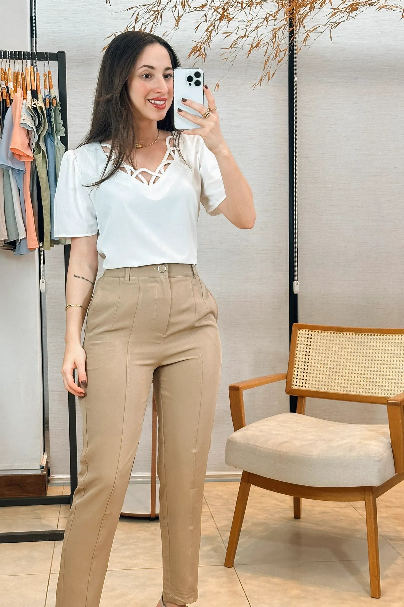Conjunto: Blusa Manga Curta Detalhe Decote Crepe Classic Carolina Branca + Calça Corte Reto Detalhe Botão Encapado Em Crepe Milano Maria Bege
