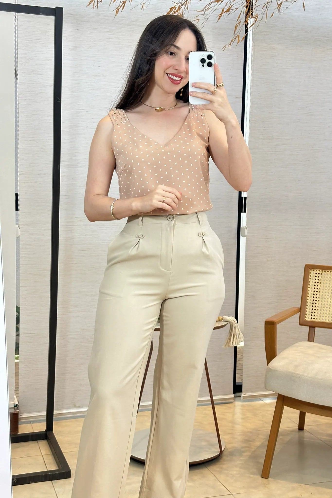 Conjunto: Blusa Regata Detalhe Alça Estampada Poá Crepe Classic Isabel Rose + Calça Pantalona Detalhe Botões Crepe Alfaiataria Larissa Bege