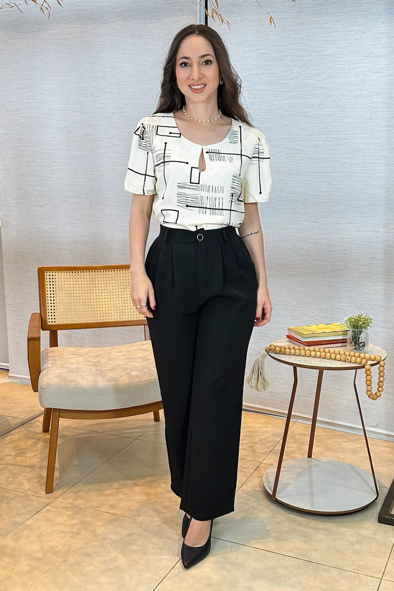 Conjunto: Blusa Manga Curta Colo Detalhe Botão Crepe Classic Samara Estampada Creme + Calça Pantalona Crepe Milano Detalhe Botão Encapado Elena Preta
