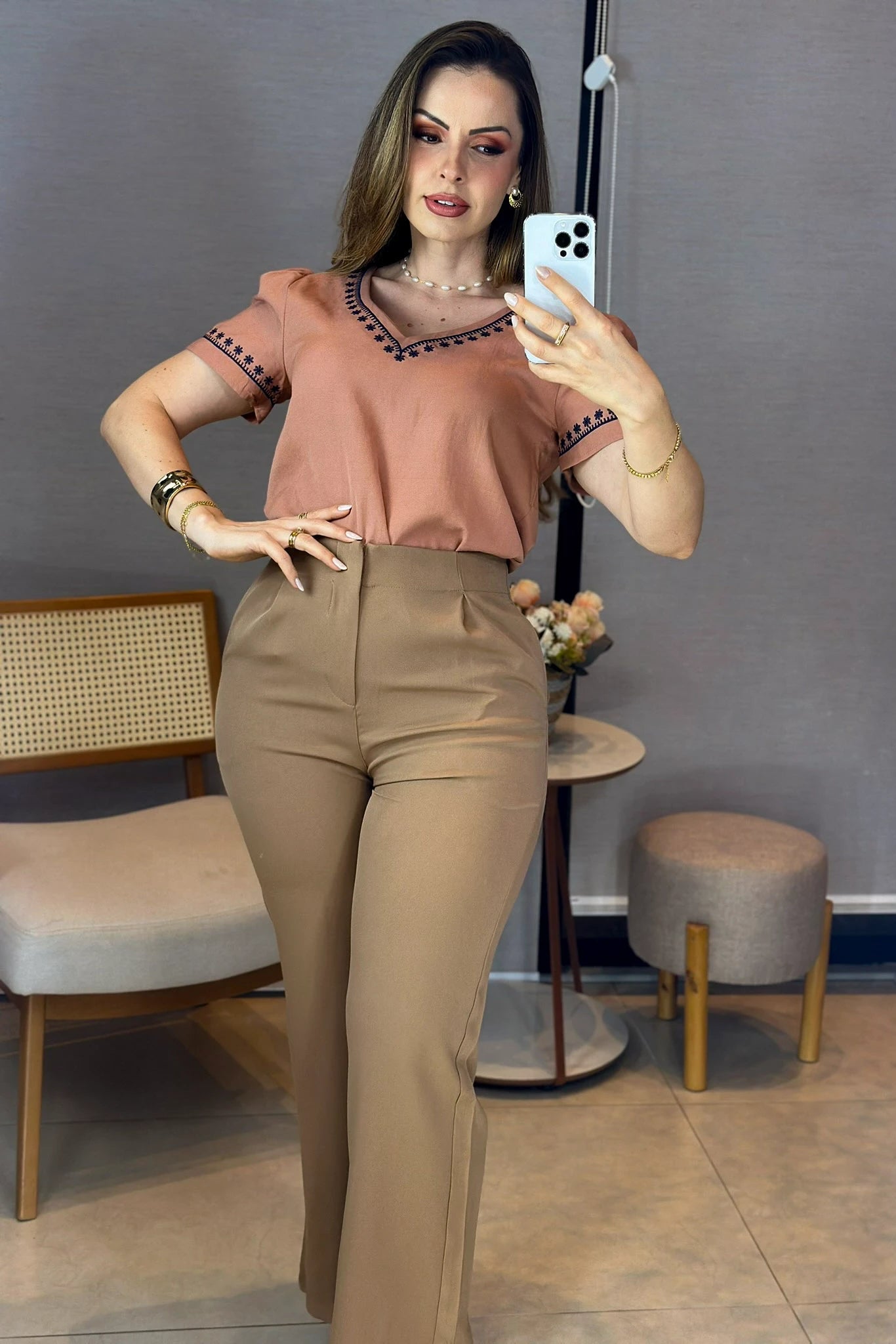 Conjunto: Blusa Manga Curta Decote em "V" Bordado em Visco Rustic Mara Coral + Calça Corte Reto em Alfaiataria com Detalhe em Pregas Selena Marrom Claro