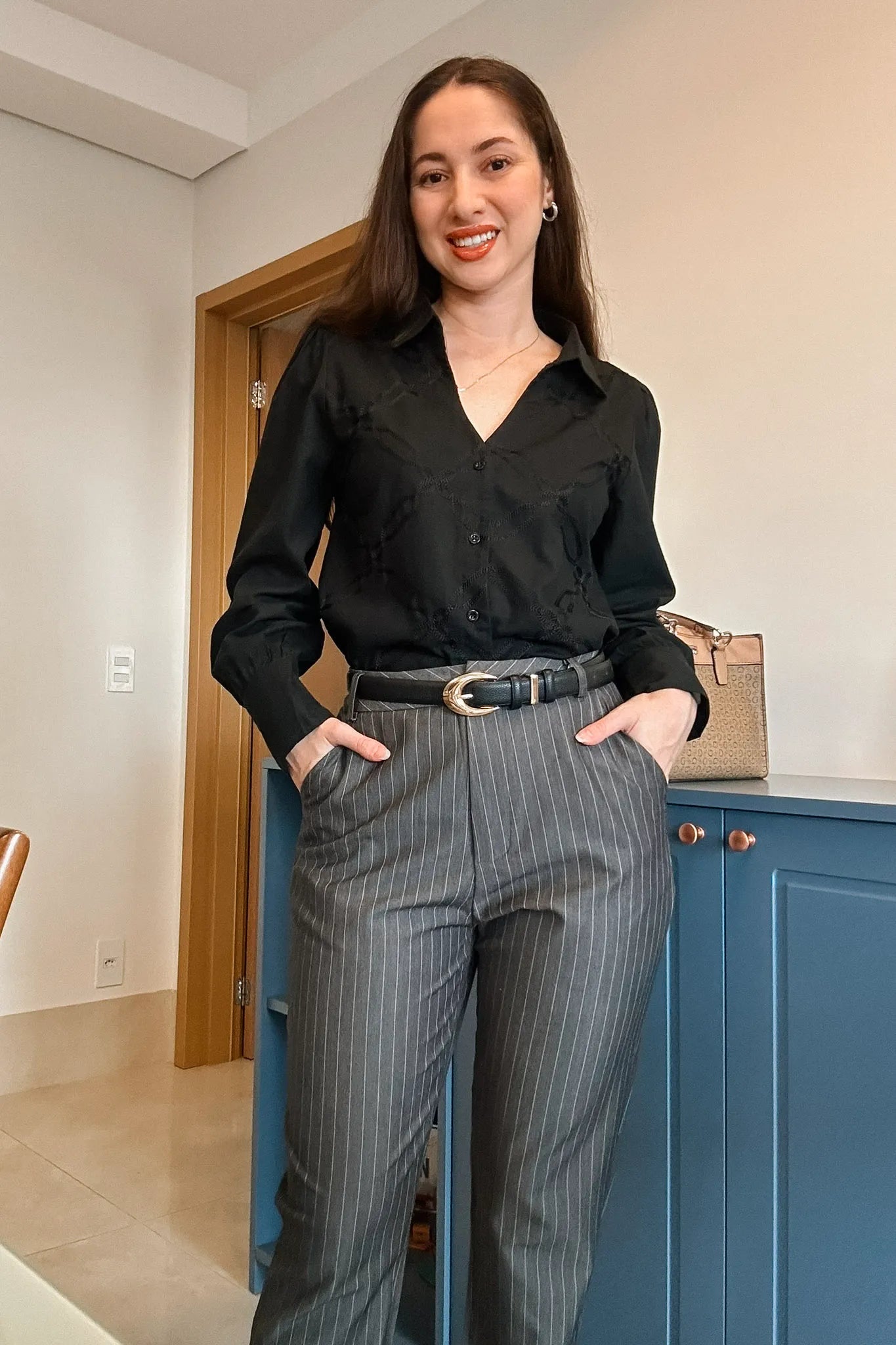 Conjunto: Camisa Manga Longa em Tricoline Bordada Decote "V" Detalhe Bordado Amélia Preta + Calça Corte Reto Alfaiataria Essential Risca de Giz Luiza Cinza