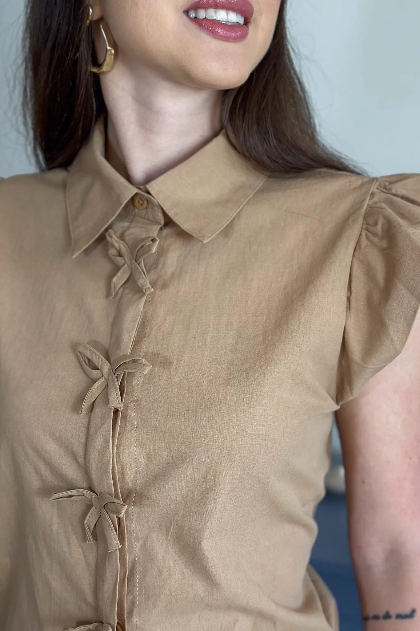 Camisa Manga Curta Detalhe Laço Thamires Marrom