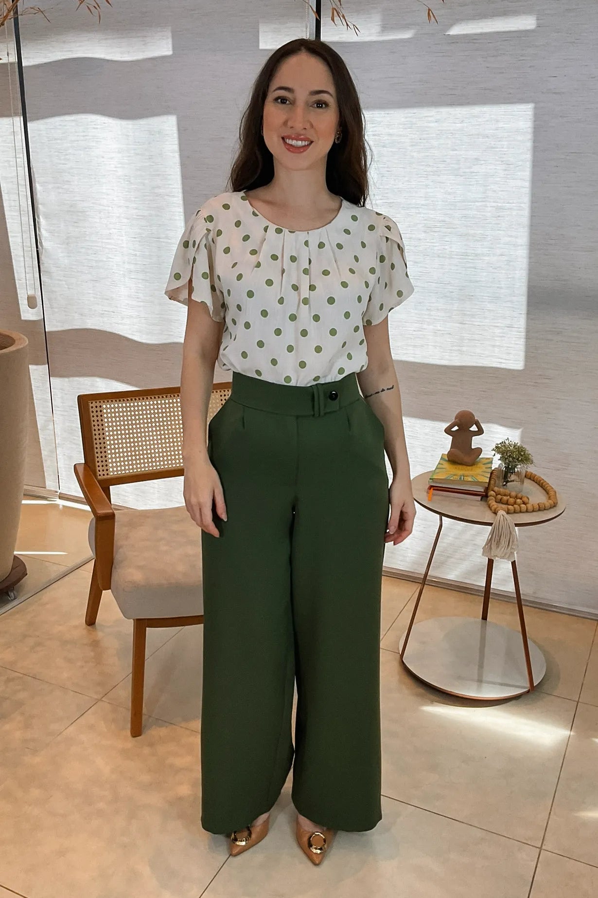 Conjunto: Blusa Manga Curta Visco Transpassada Bela Estampada Poá Verde + Calça Pantalona Alfaiataria Mariane Verde Militar
