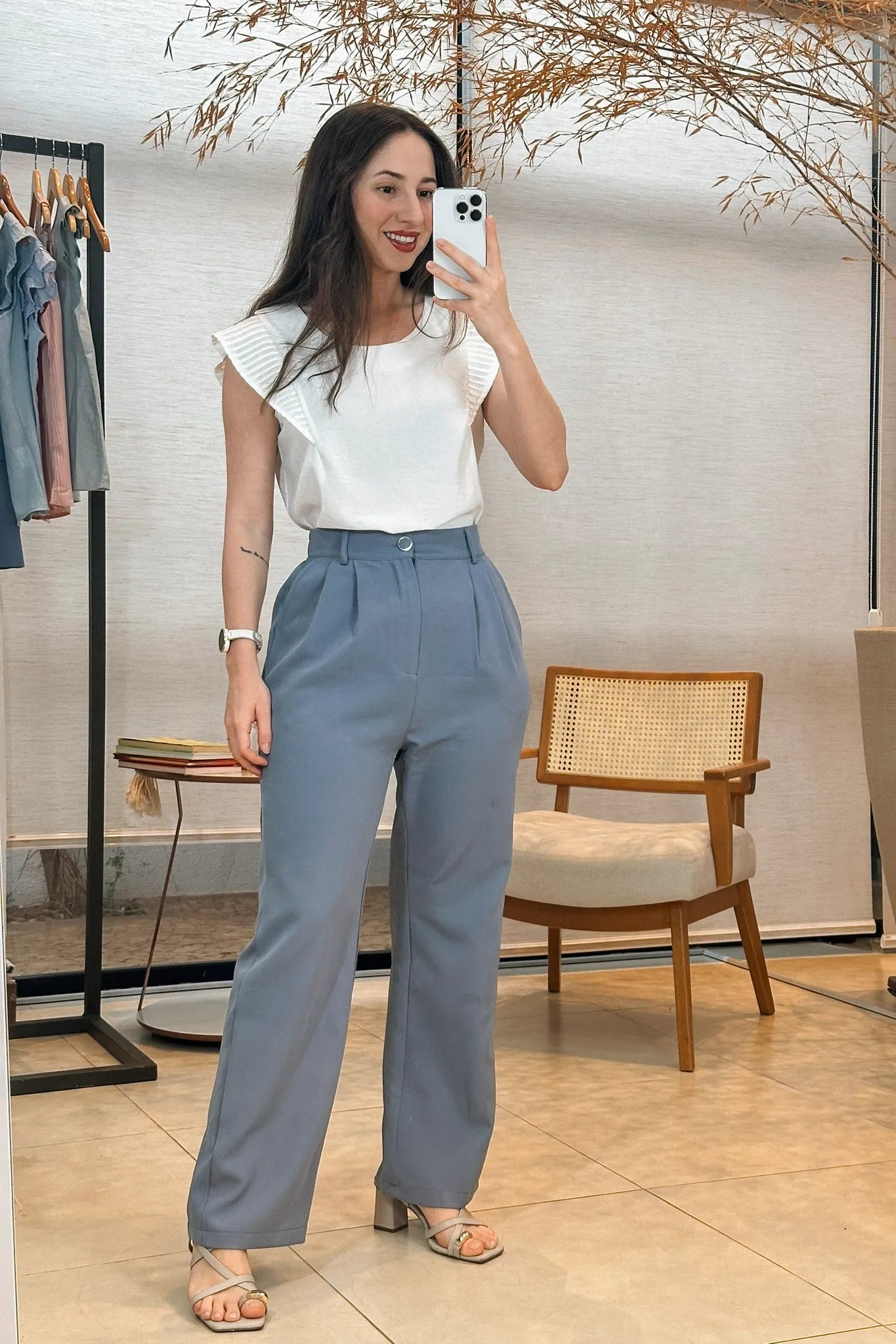 Conjunto: Blusa Regata Detalhe Babado Visco Essenza Maísa Branca + Calça Pantalona Crepe Milano Detalhe Botão Encapado Elena Azul