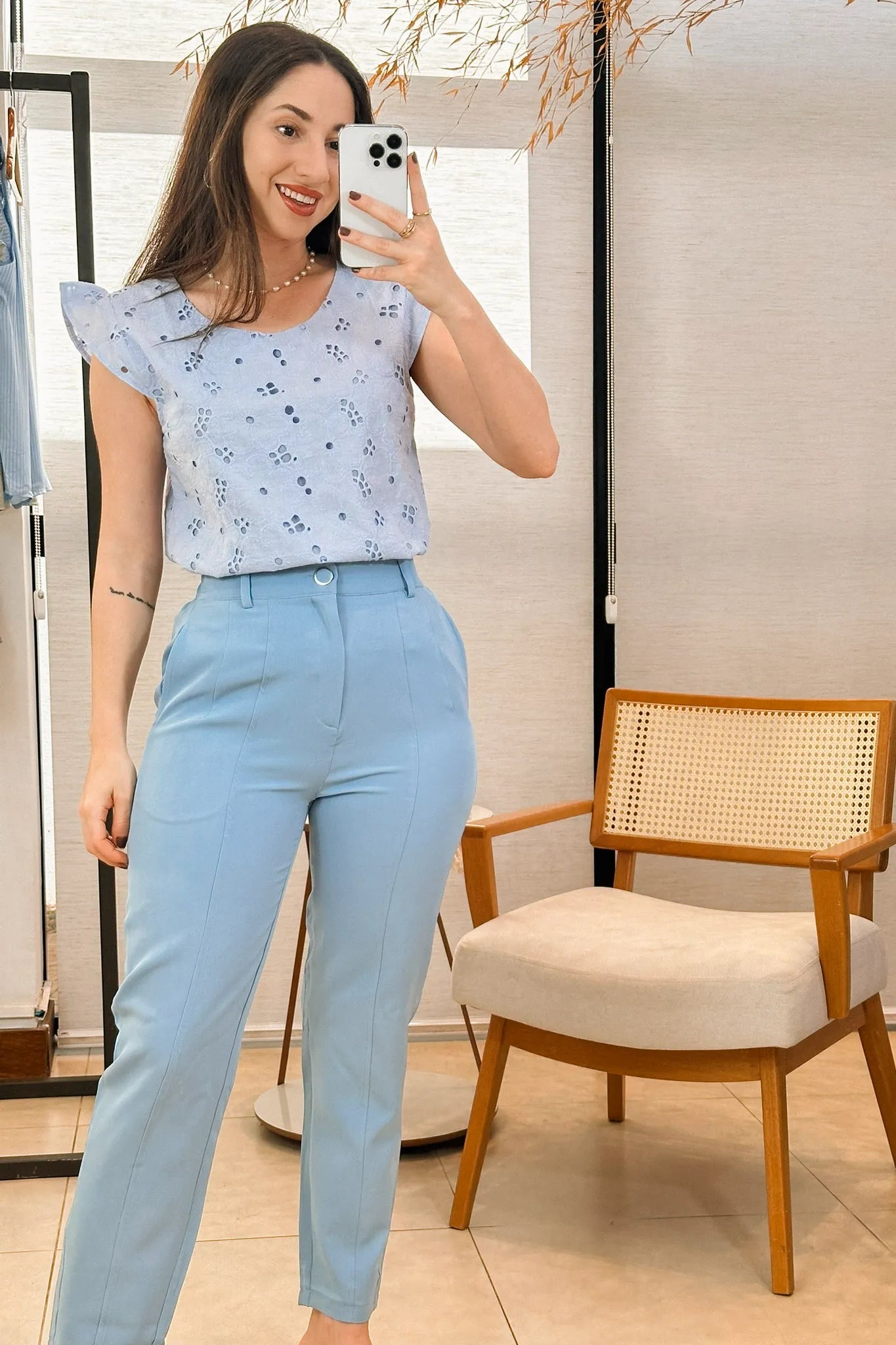 Conjunto: Blusa Regata Em Algodão Textura Bordada Laise Suzy Azul + Calça Corte Reto Detalhe Botão Encapado Em Crepe Milano Maria Azul