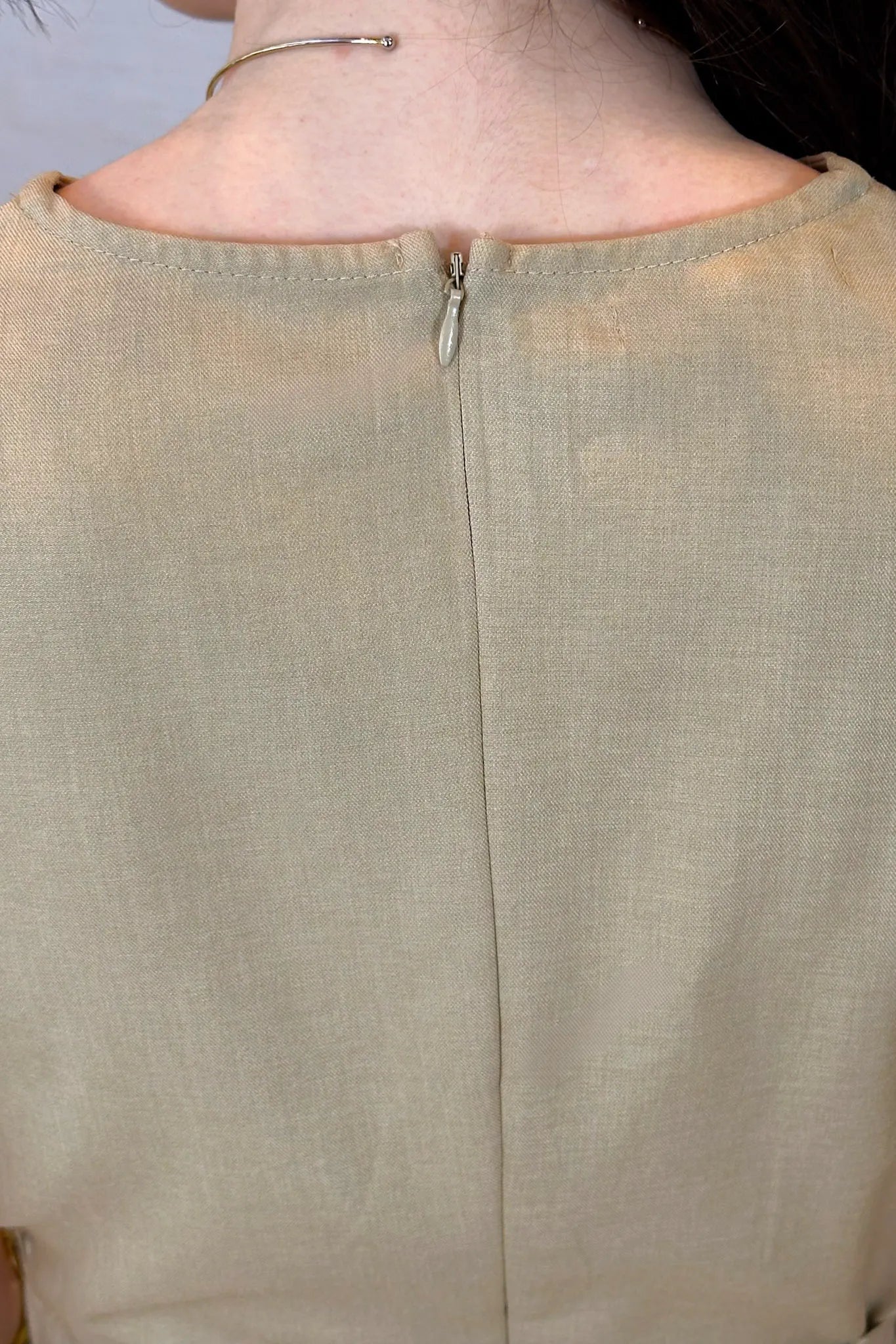 Vestido Decote "V" Regata Detalhe Cinto Soft Elegance Malu Bege