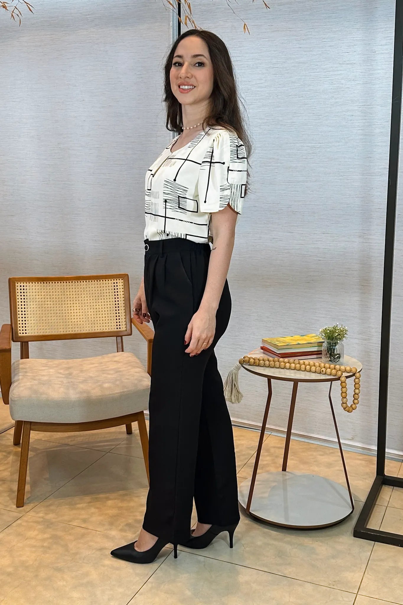 Conjunto: Blusa Manga Curta Colo Detalhe Botão Crepe Classic Samara Estampada Creme + Calça Pantalona Crepe Milano Detalhe Botão Encapado Elena Preta