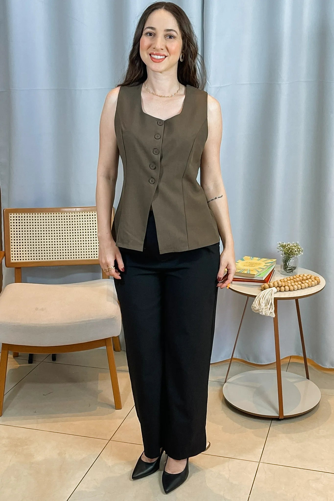 Conjunto: Colete Regata Alfaiataria Detalhe Botão Livia Marrom + Calça Pantalona Detalhe Botões Crepe Alfaiataria Larissa Preta