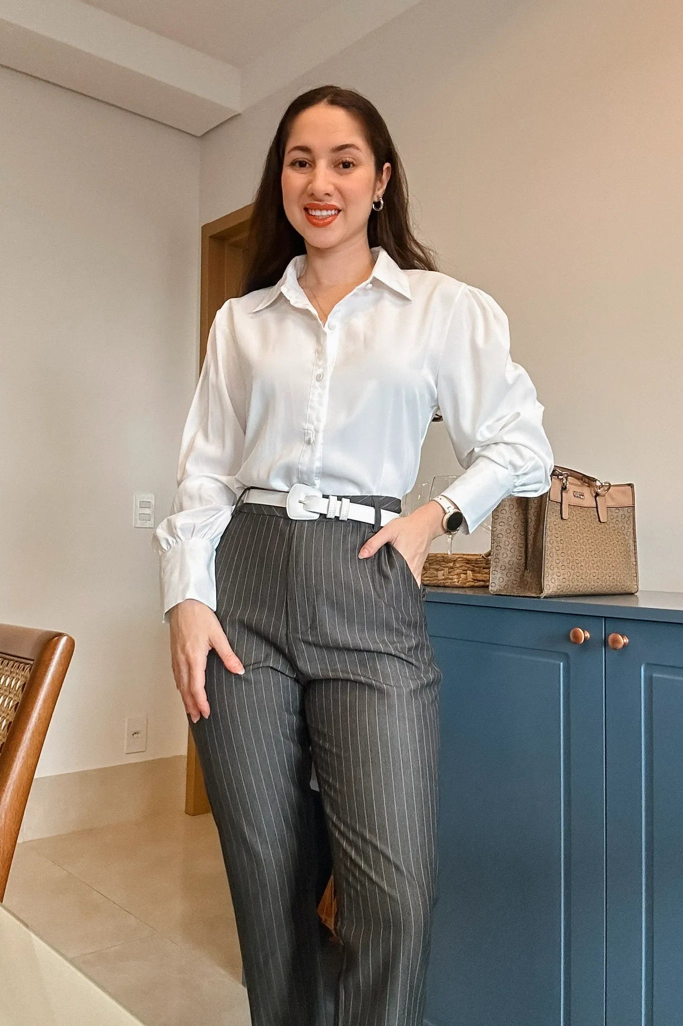 Conjunto: Camisa Manga Longa Classic Natalia Branca + Calça Corte Reto Alfaiataria Essential Risca de Giz Luiza Cinza