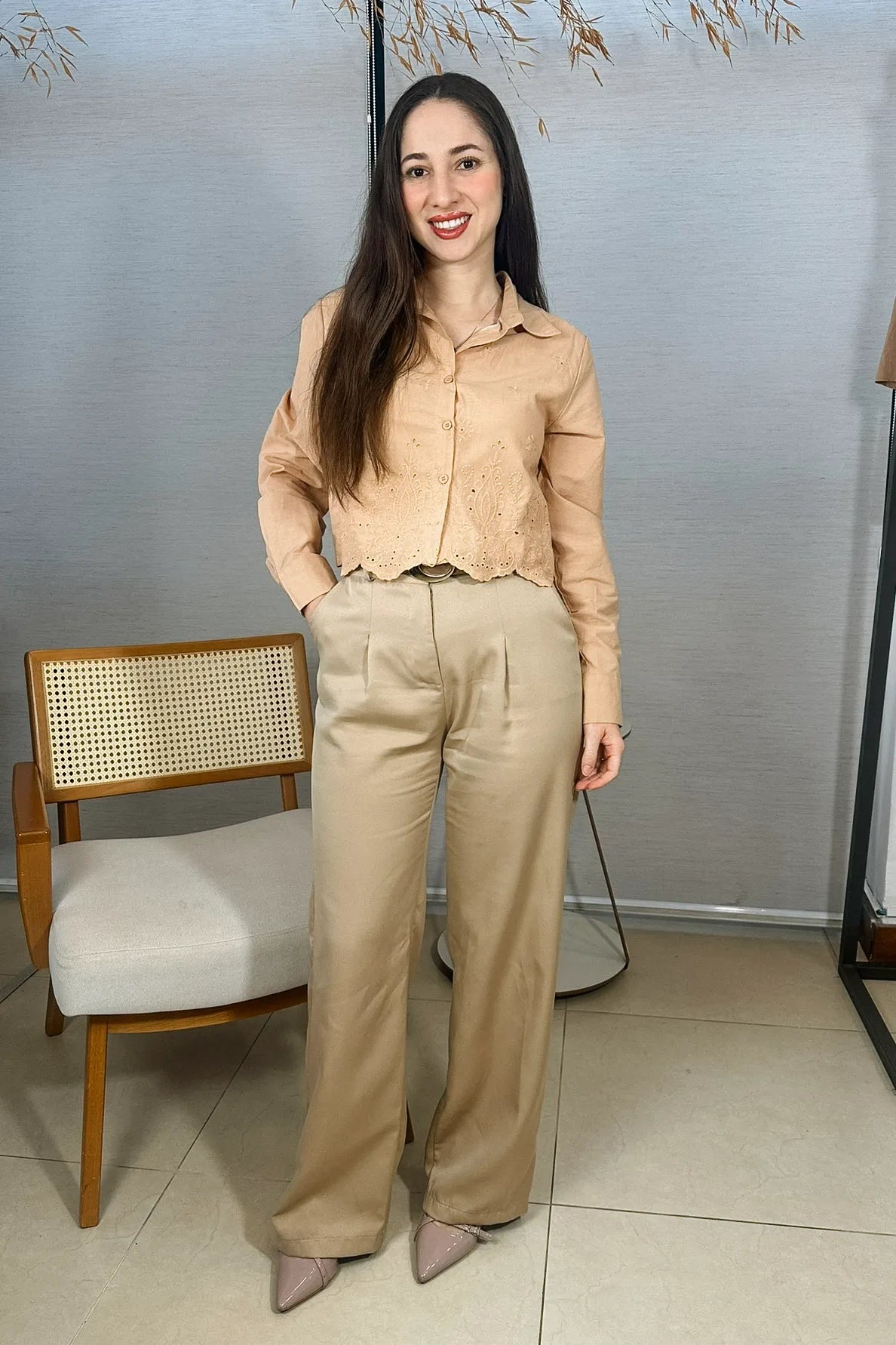 Conjunto: Camisa Em Laise Roseli Bege + Calça Corte Reto Detalhe Cinto Priscila Bege