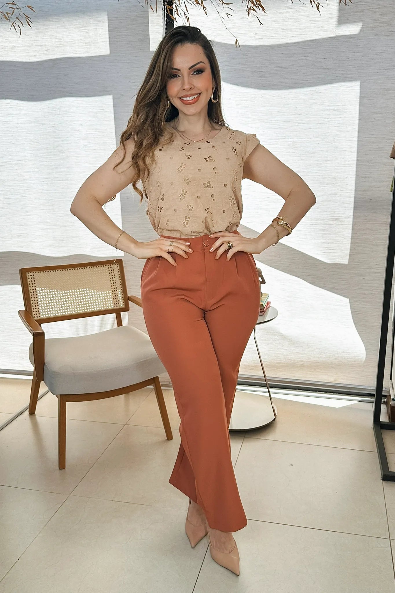Conjunto: Blusa Regata Em Textura Bordada Laise Suzy Bege + Calça Pantalona Crepe Milano Detalhe Botão Encapado Elena Terracota