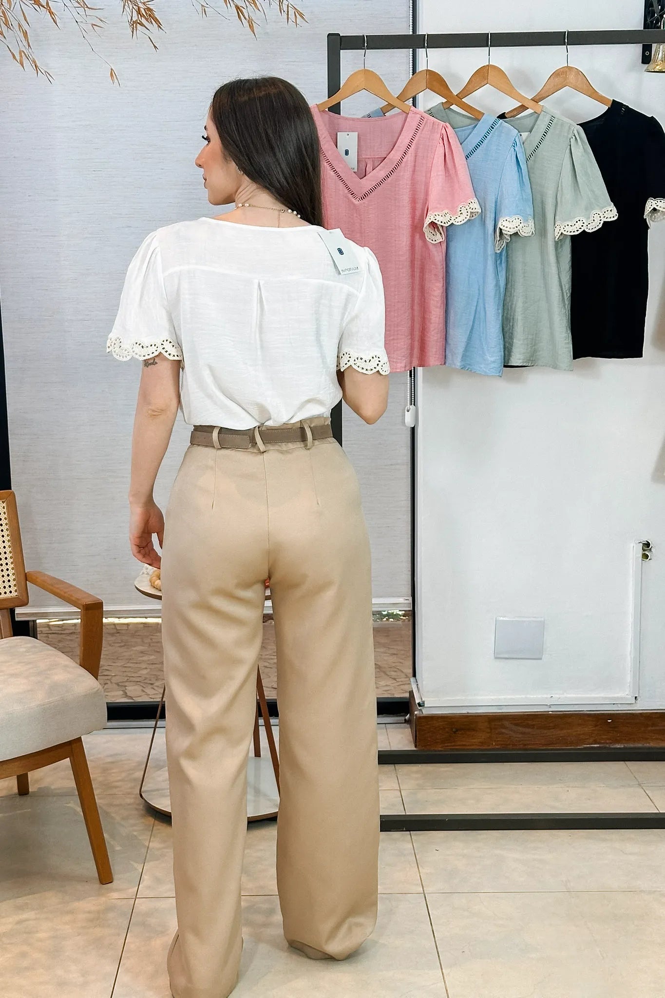 Conjunto: Blusa Manga Curta Detalhe Decote “V” Visco Essenza Elen Branca + Calça Corte Reto Detalhe Cinto Priscila Bege