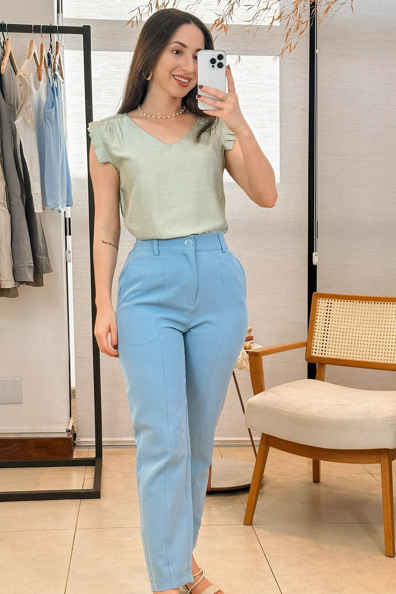 Conjunto: Blusa Regata Babados Decote "V" Em Viscolisse Joice Verde + Calça Corte Reto Detalhe Botão Encapado Em Crepe Milano Maria Azul