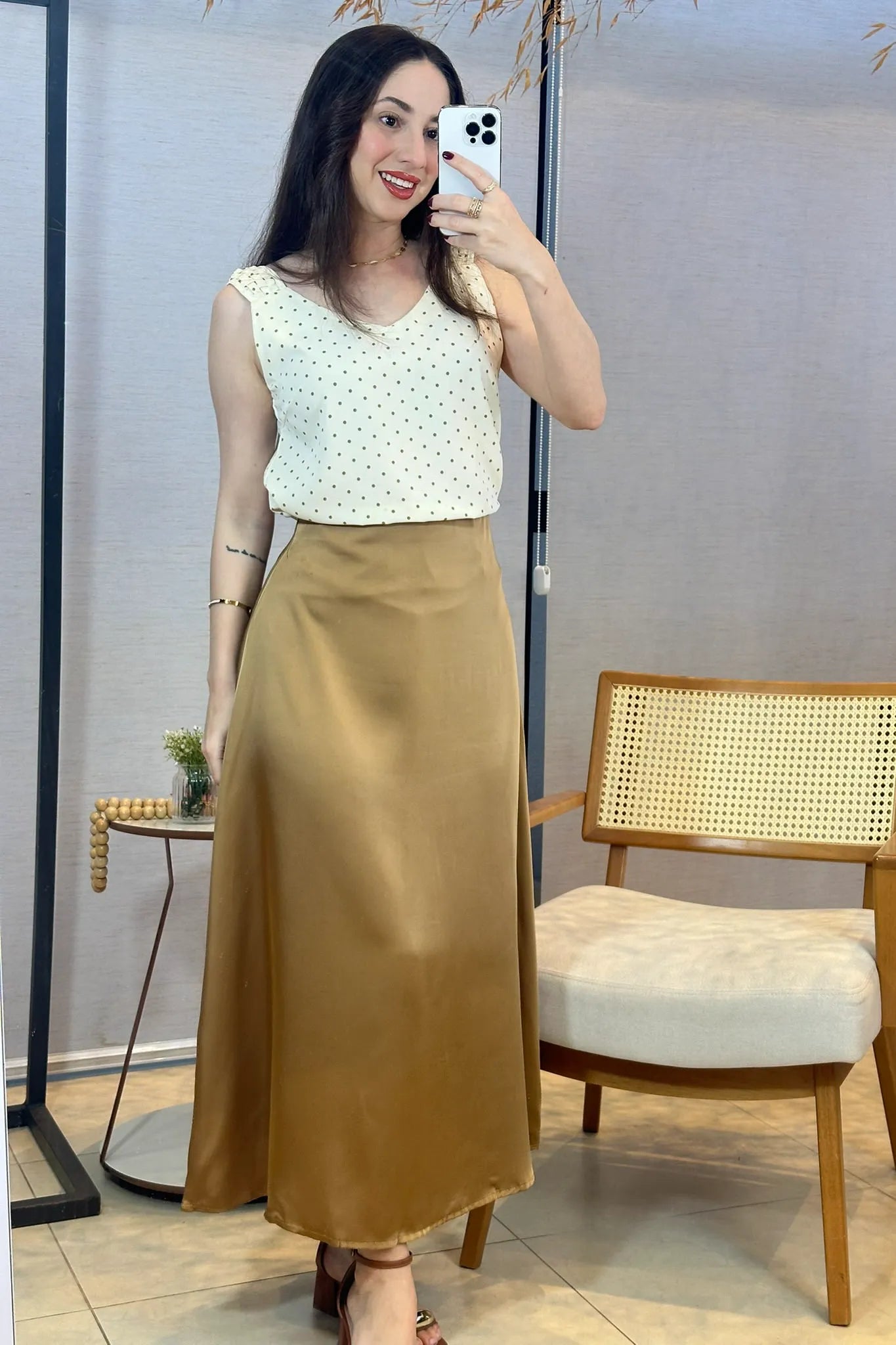Conjunto: Blusa Regata Detalhe Alça Estampada Poá Crepe Classic Isabel Creme + Saia Midi Lisa Sat Mix Magda Marrom