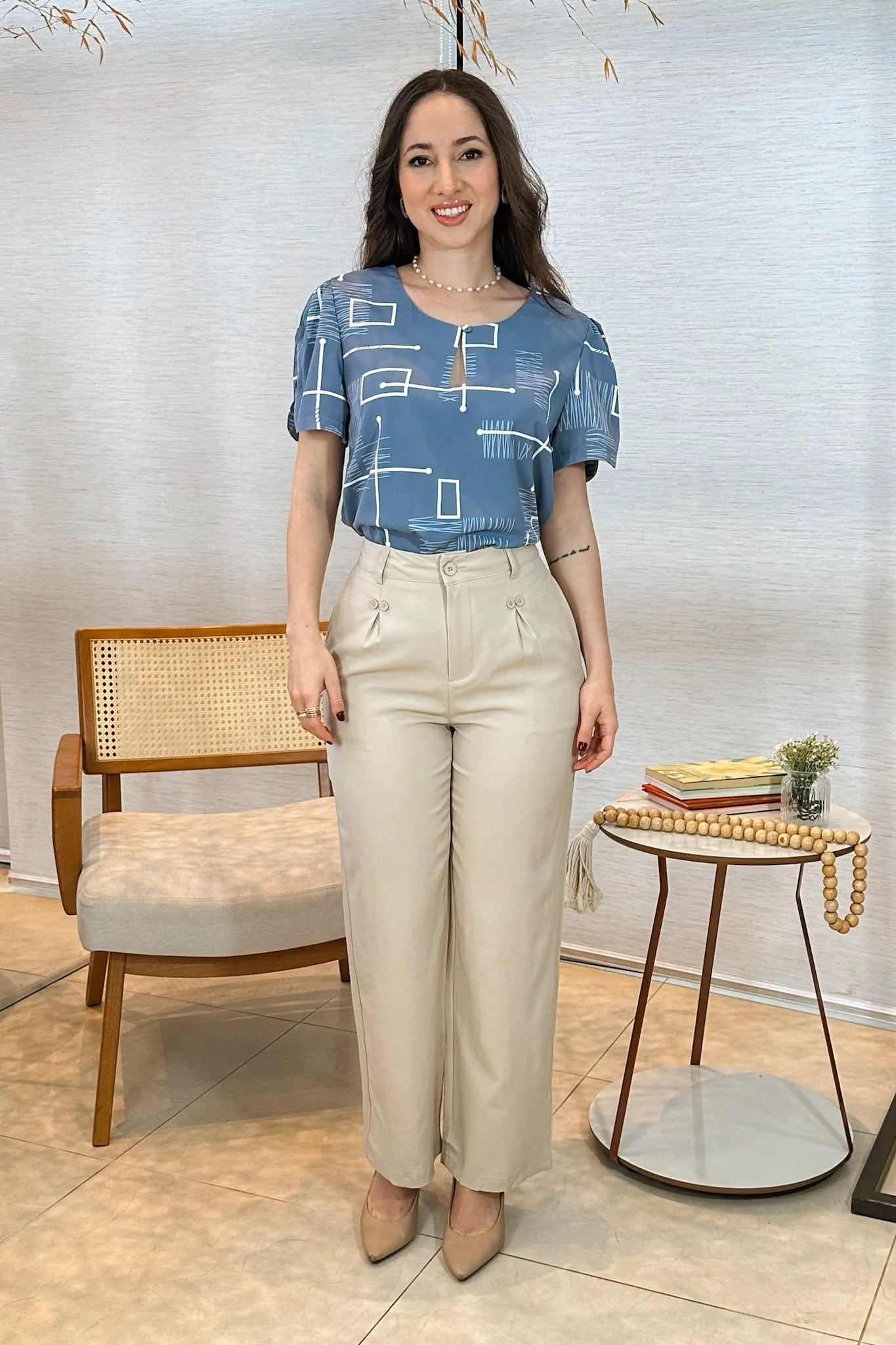 Conjunto: Blusa Manga Curta Colo Detalhe Botão Crepe Classic Samara Estampada Azul + Calça Pantalona Detalhe Botões Crepe Alfaiataria Larissa Bege
