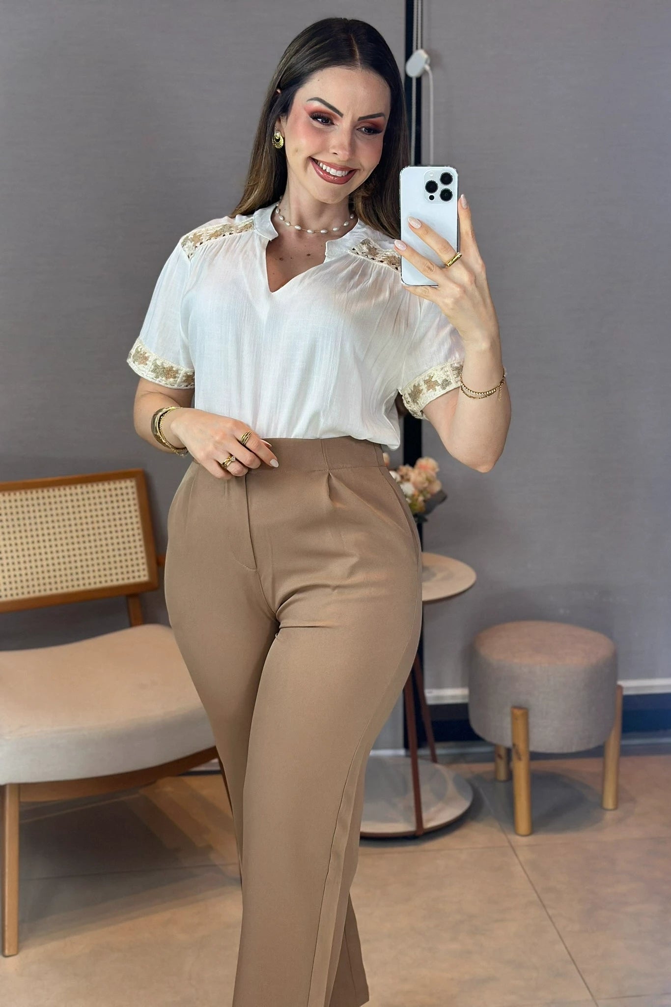 Conjunto: Blusa Manga Curta Decote em "V" Visco Linen com Detalhes Bordados Beatrice Branca + Calça Corte Reto em Alfaiataria com Detalhe em Pregas Selena Marrom Claro