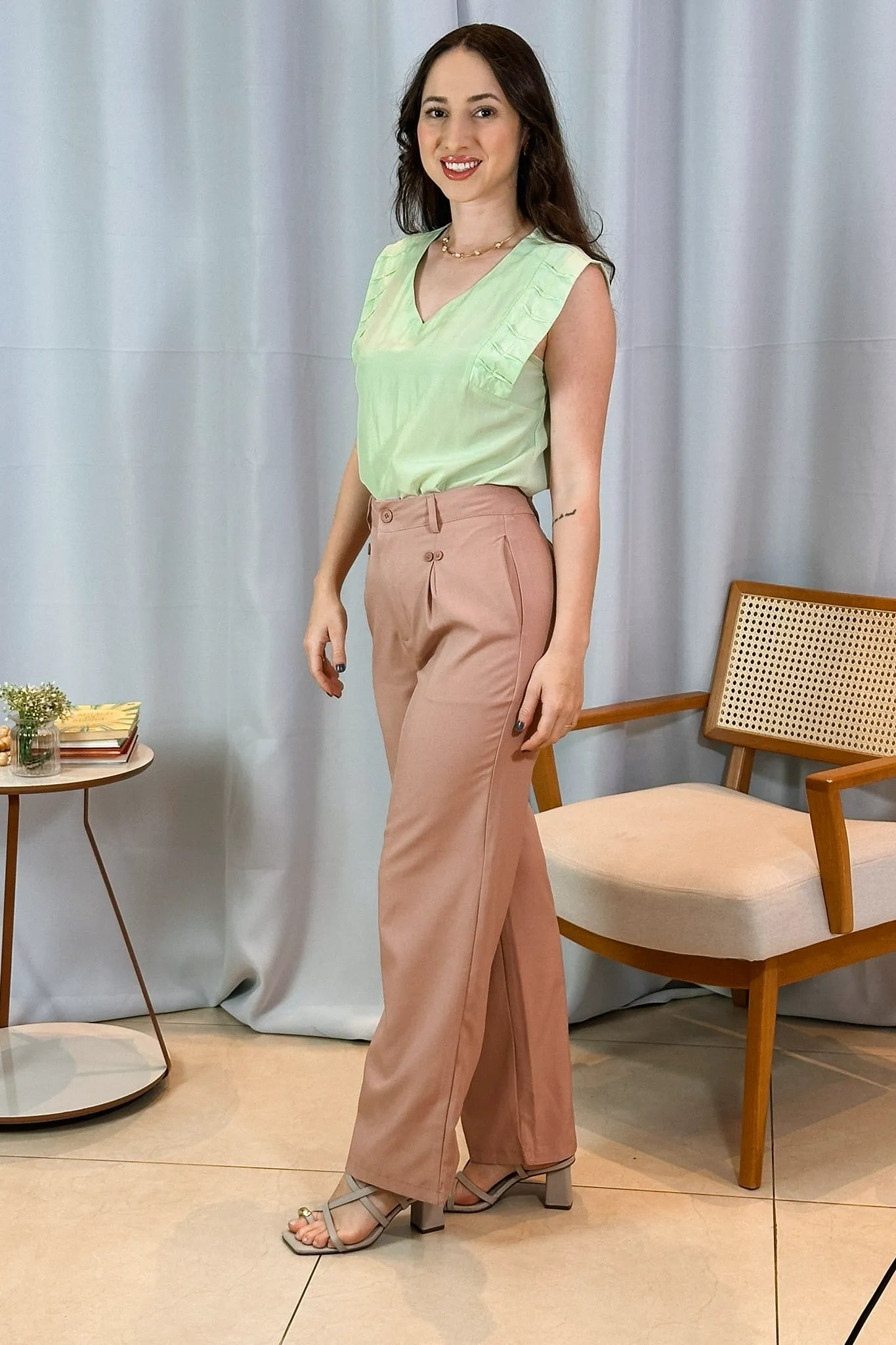 Conjunto: Blusa Decote "V" Franzido Ombros Polivisco Fátima Bernardes Verde + Calça Pantalona Detalhe Botões Crepe Alfaiataria Larissa Rose