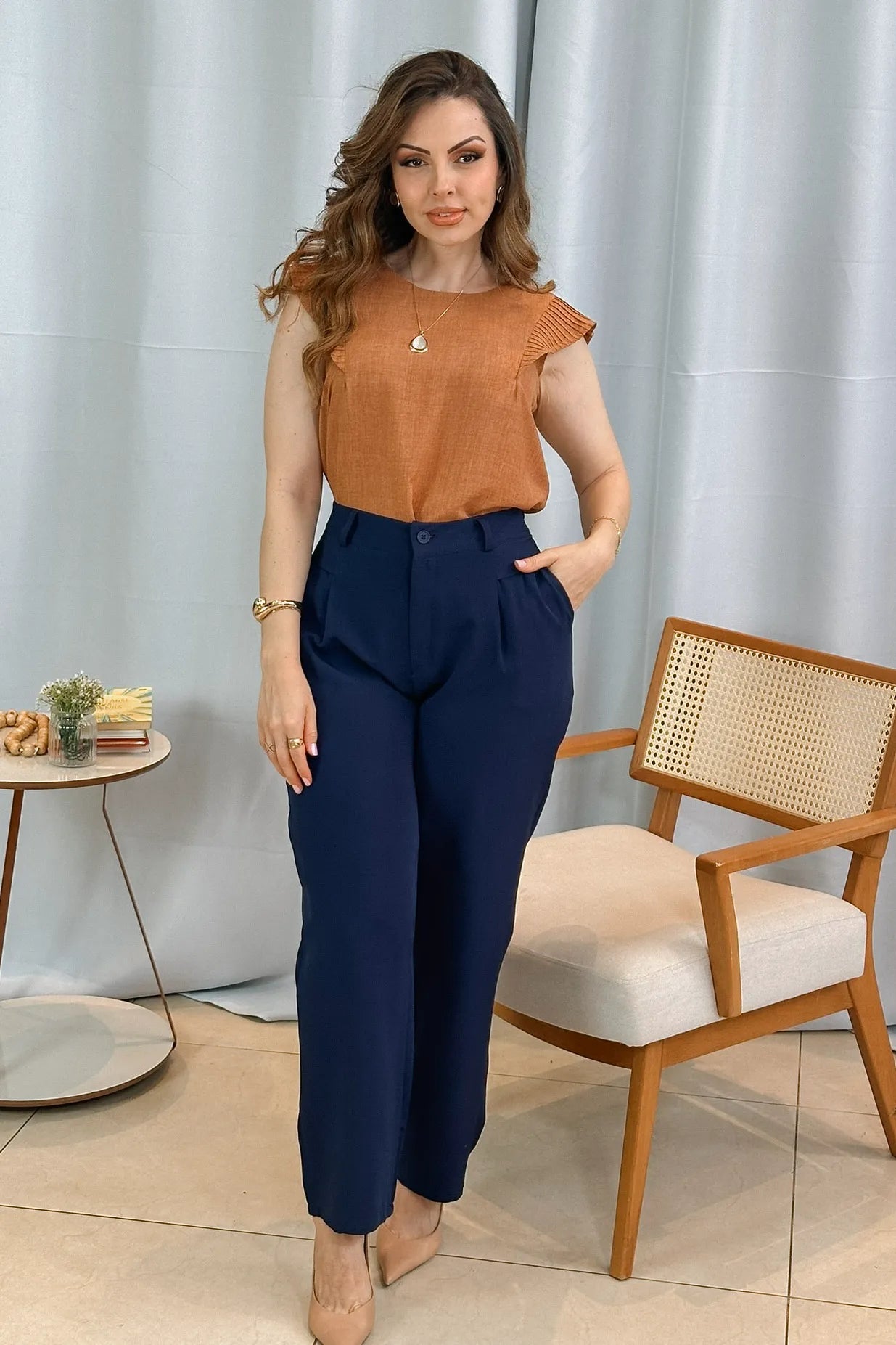 Conjunto: Blusa Regata Detalhe Babado Maísa Visco Essenza Marrom + Calça Corte Reto Detalhe Friso Crepe Milano Eliana Bezerra Azul Marinho