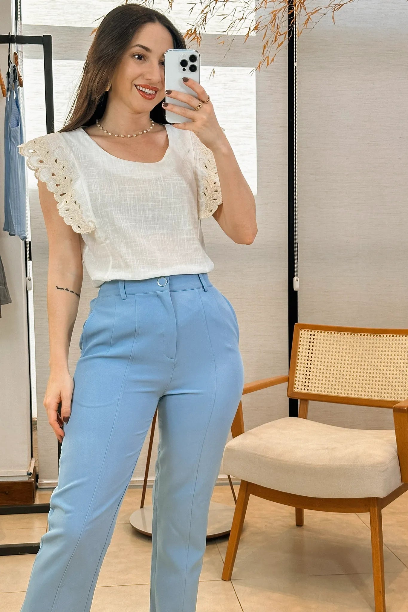 Conjunto: Blusa Regata Detalhe Bordado Em Visco Comfort Juliane Branca + Calça Corte Reto Detalhe Botão Encapado Em Crepe Milano Maria Azul