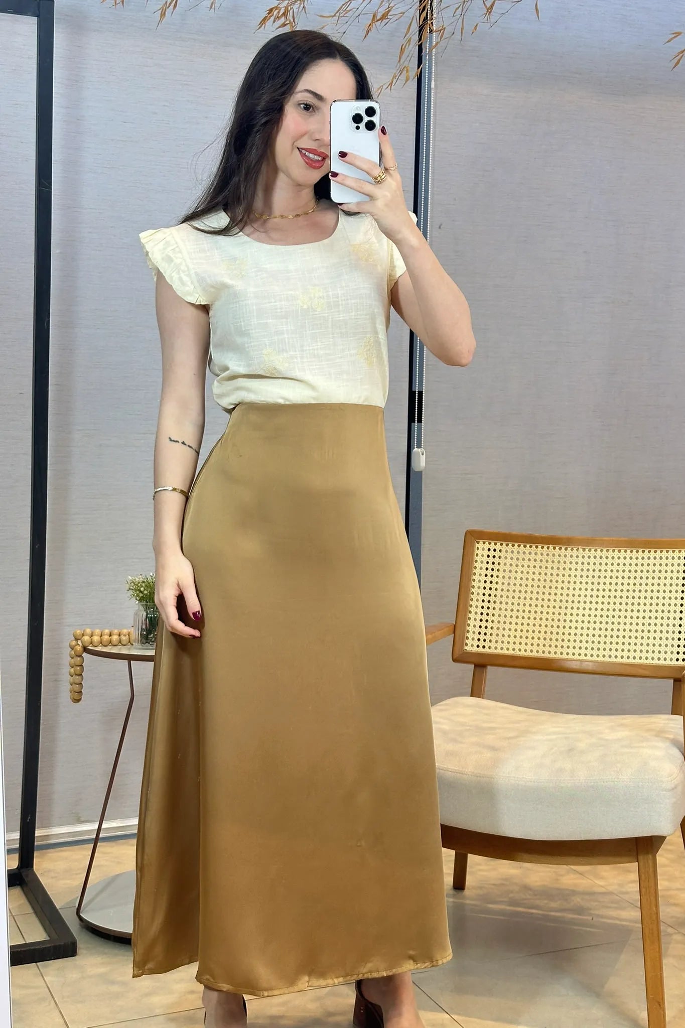 Conjunto: Blusa Manga Curta Em Algodão Textura Laise Michelle Bege + Saia Midi Lisa Sat Mix Magda Marrom