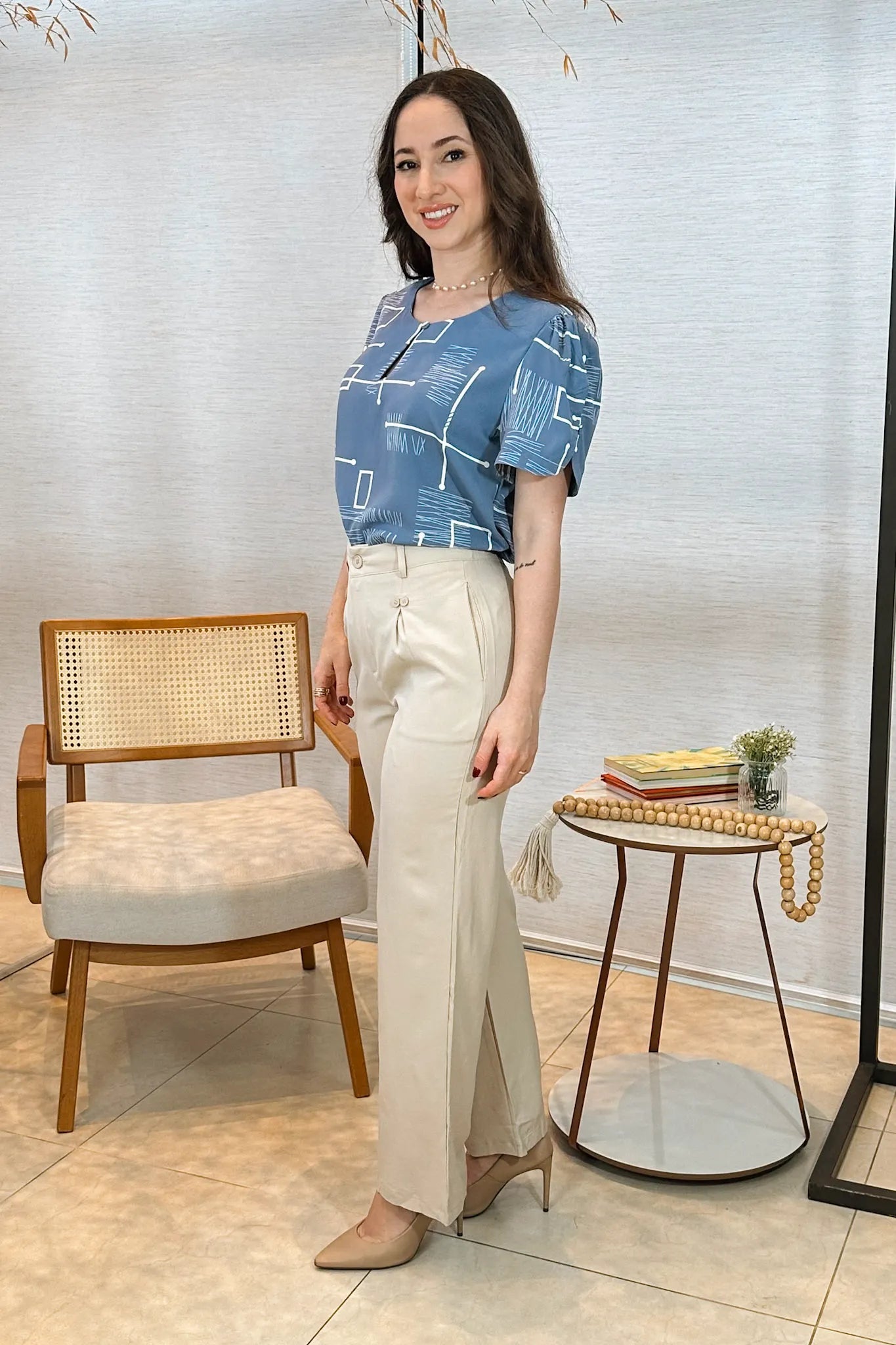 Conjunto: Blusa Manga Curta Colo Detalhe Botão Crepe Classic Samara Estampada Azul + Calça Pantalona Detalhe Botões Crepe Alfaiataria Larissa Bege