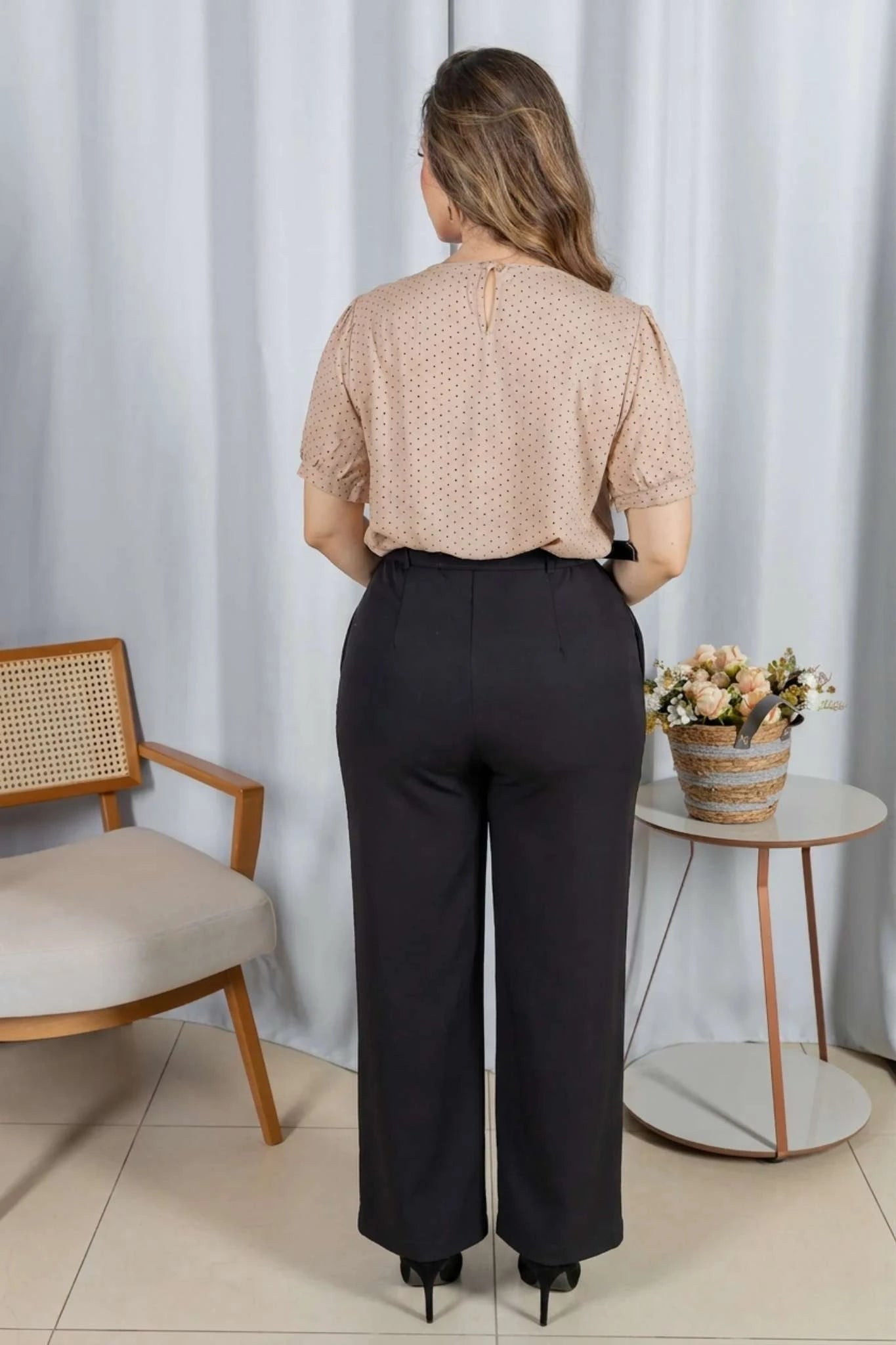 Calça Pantalona em Alfaiataria com Cinto Encapado Cinthia Preta