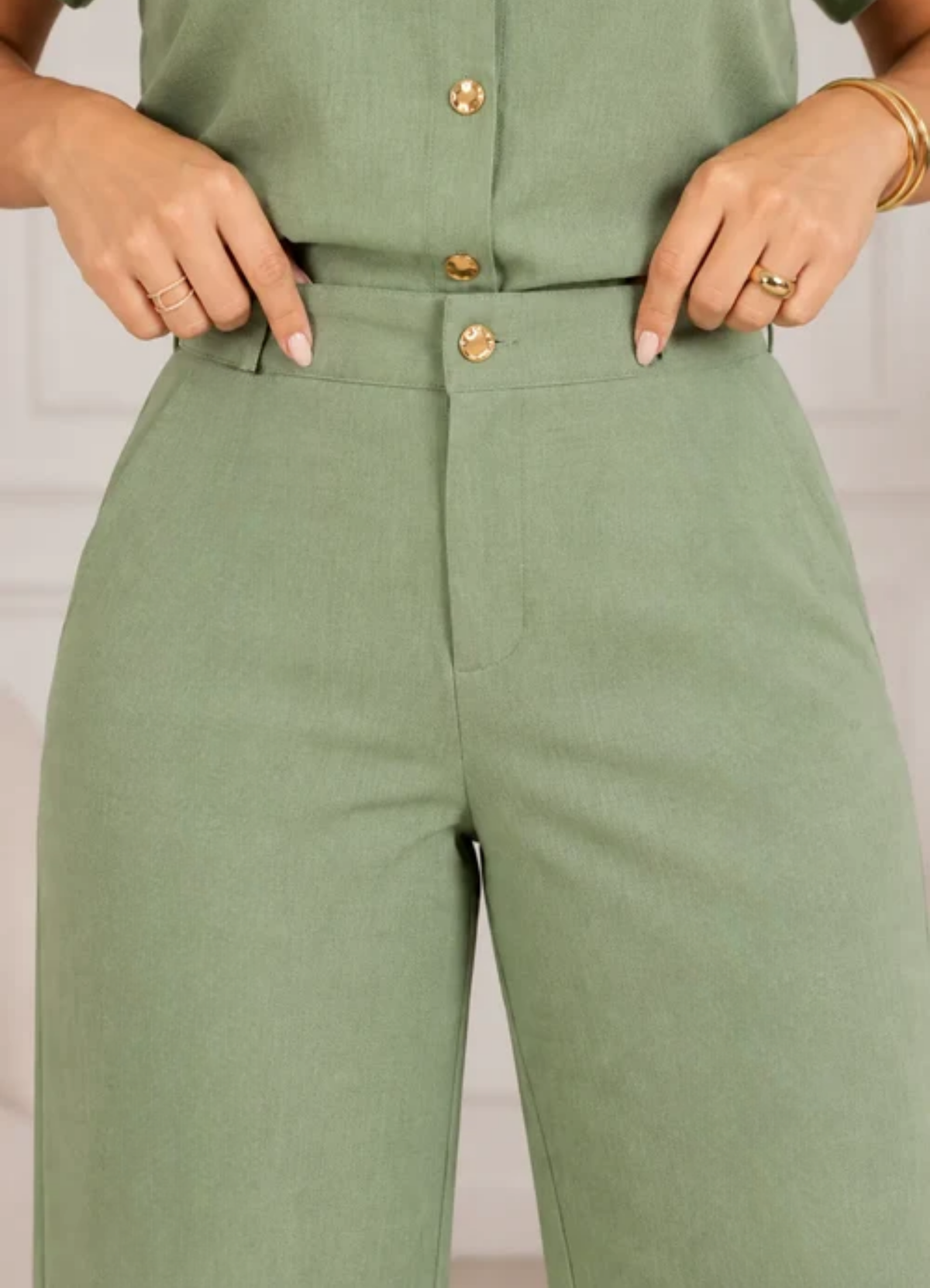 Calça em Crepe Confort com Botão Dourado Penélope Verde