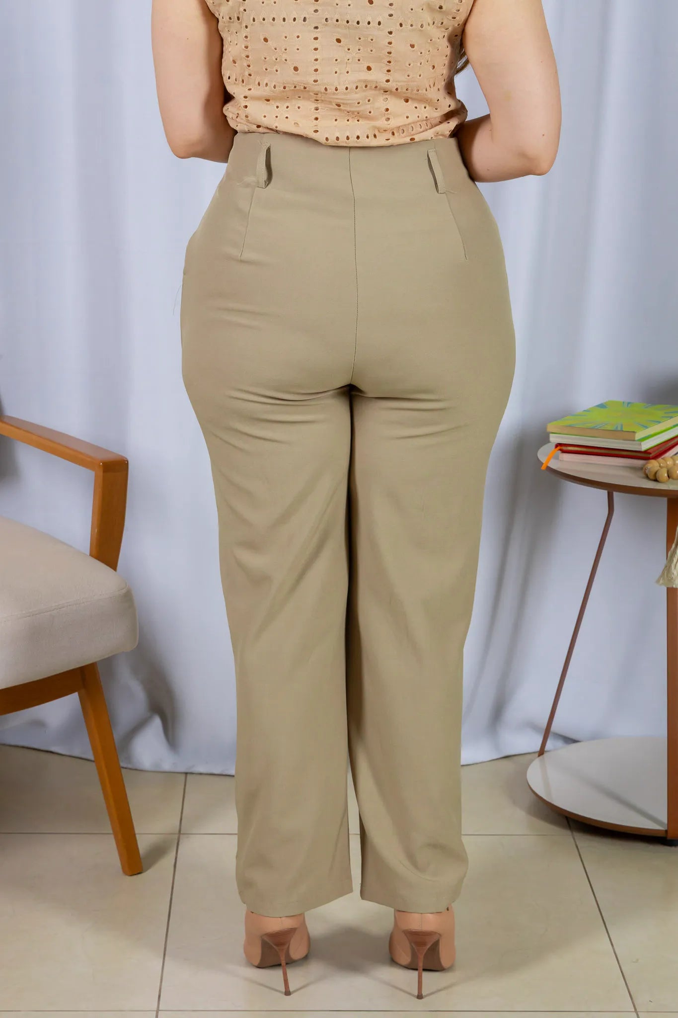 Calça Alfaiataria Corte Reto Friso e Cós Infinito Bianca Caqui