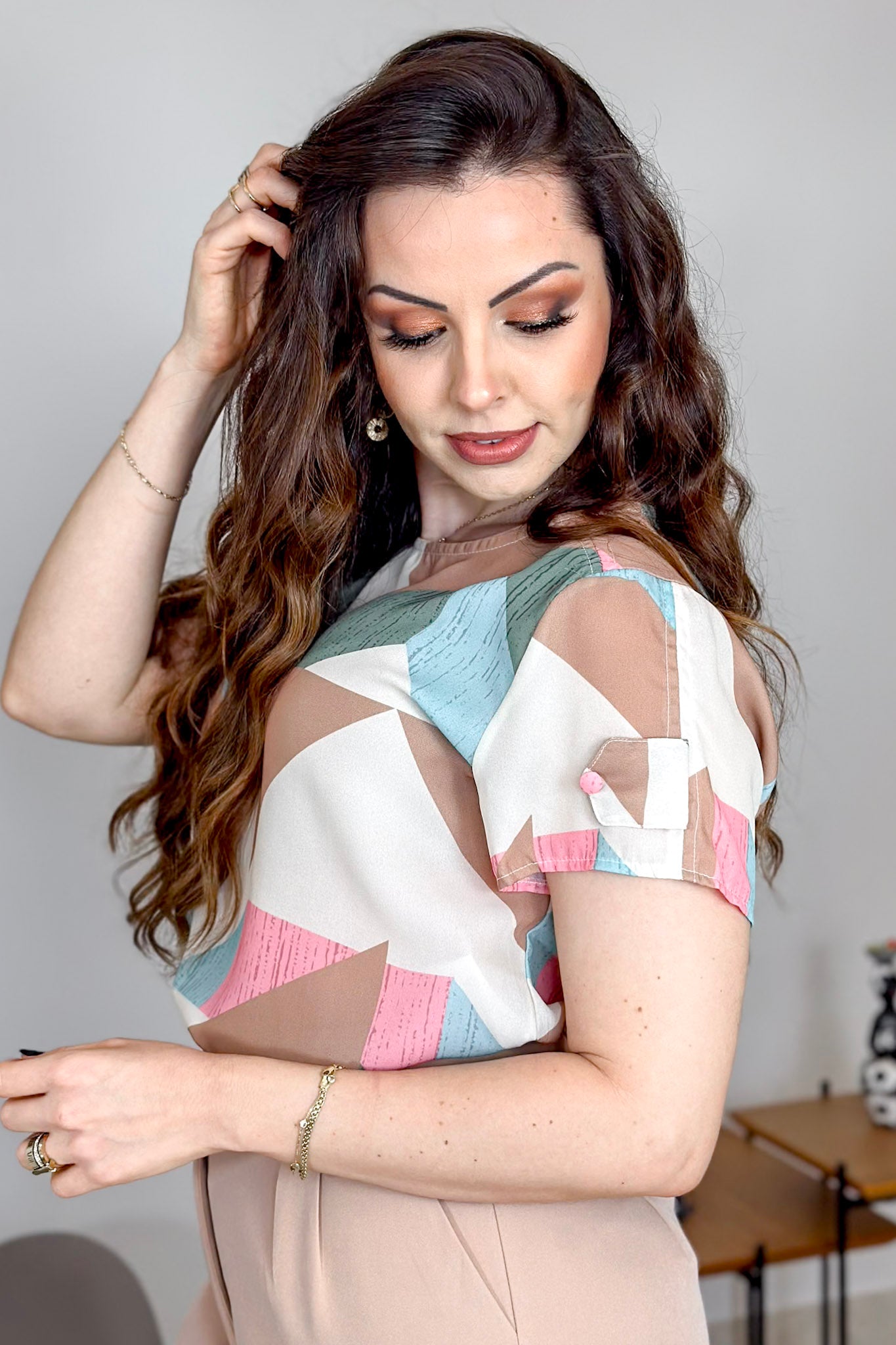 Blusa Manga Curta Estampa Geométrica Giulia Bege