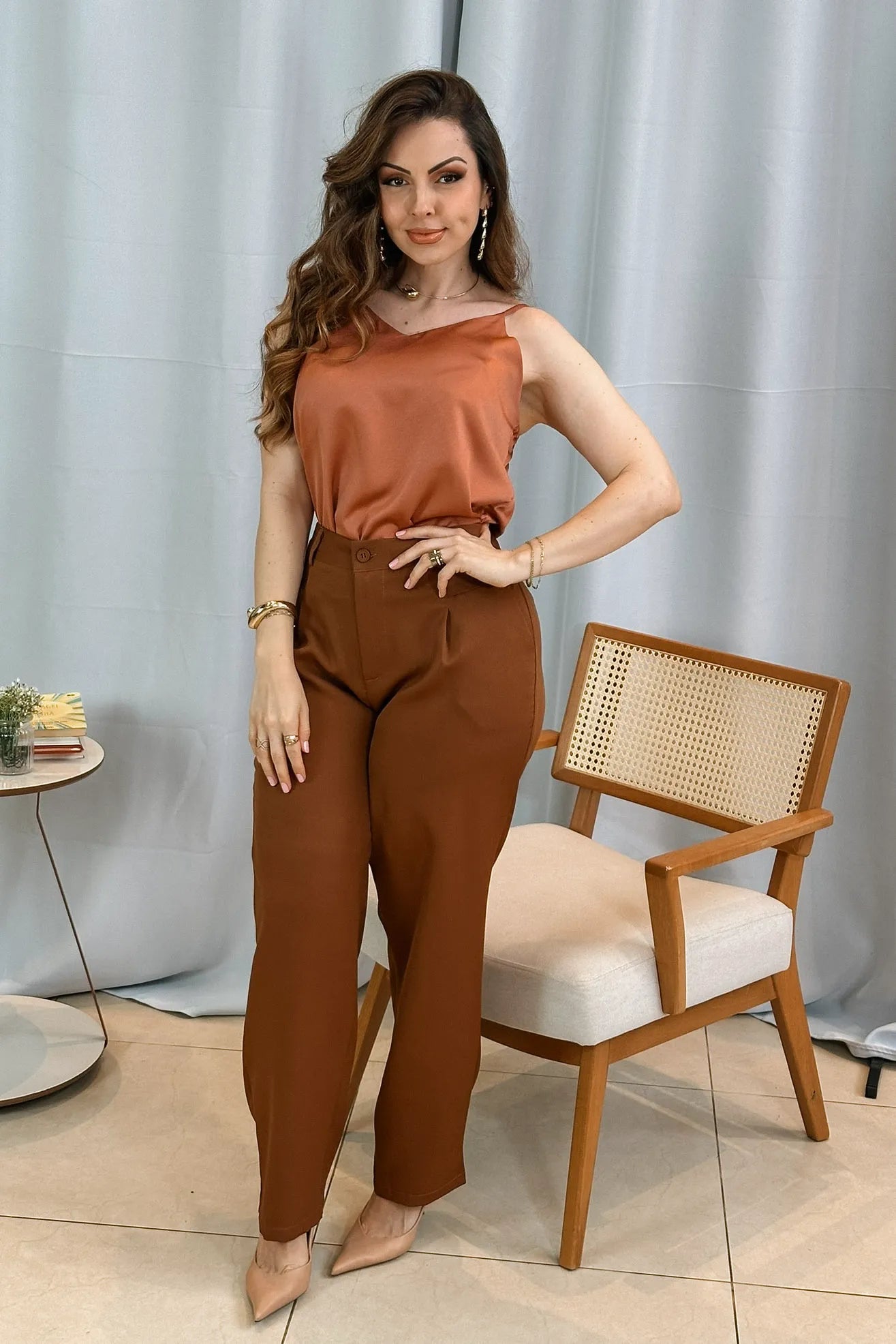 Conjunto: Blusa Regata Decote "V" Acetinada Fernanda Torres Terracota + Calça Corte Reto Alfaiataria Detalhe Bolso Adriana Esteves Marrom