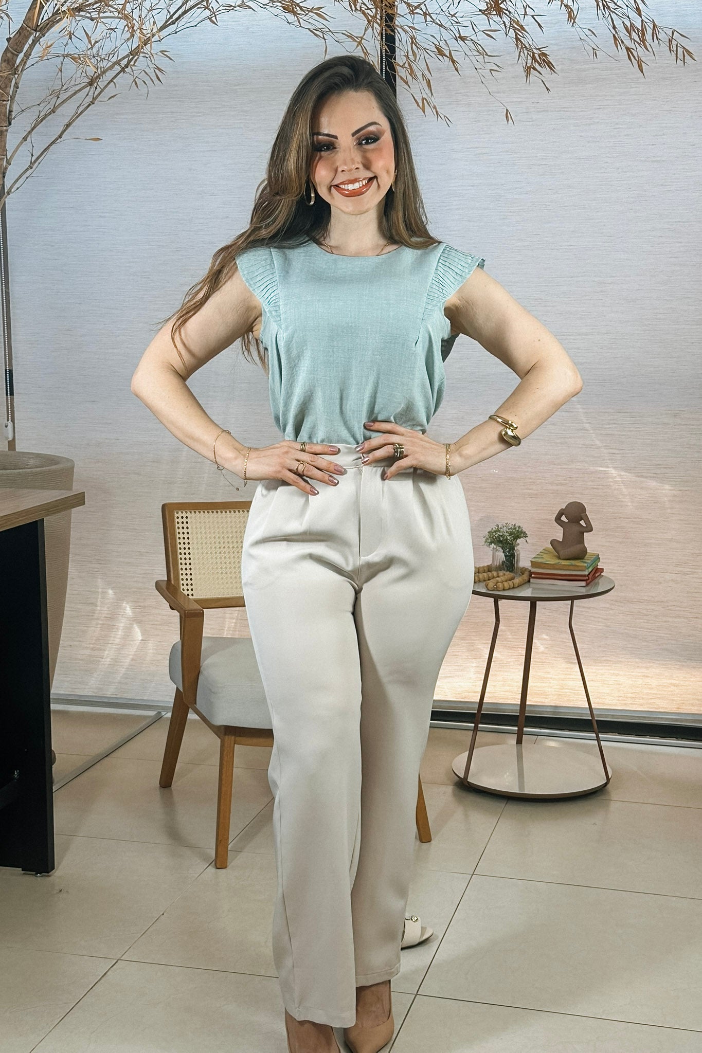 Conjunto: Blusa Regata Detalhe Babado Maísa Visco Essenza Verde + Calça Pantalona Crepe Milano Detalhe Botão Encapado Elena Creme