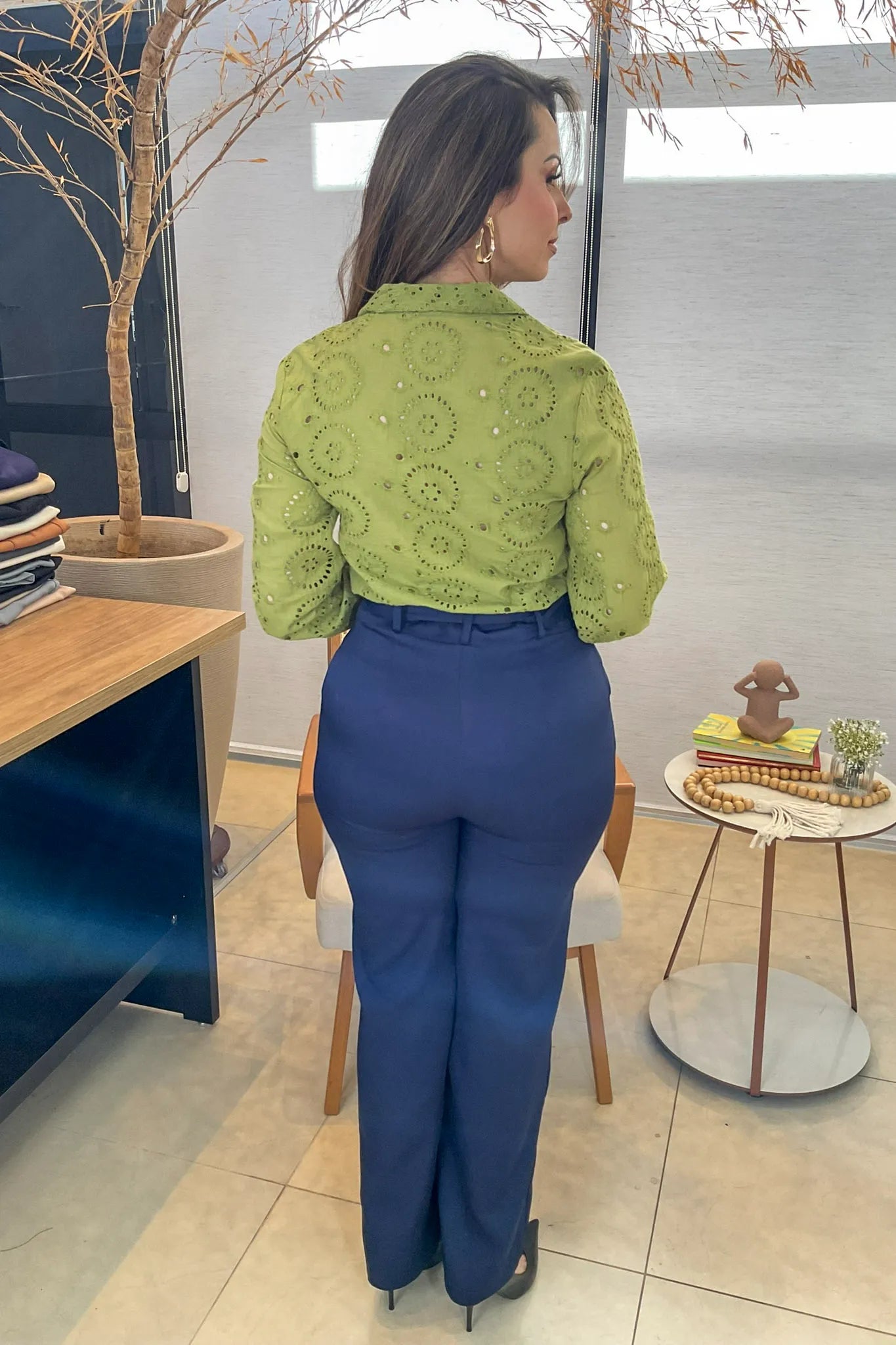 Conjunto: Camisa Manga Longa Em Laise Maia Verde Militar + Calça Corte Reto Detalhe Cinto Priscila Azul Marinho