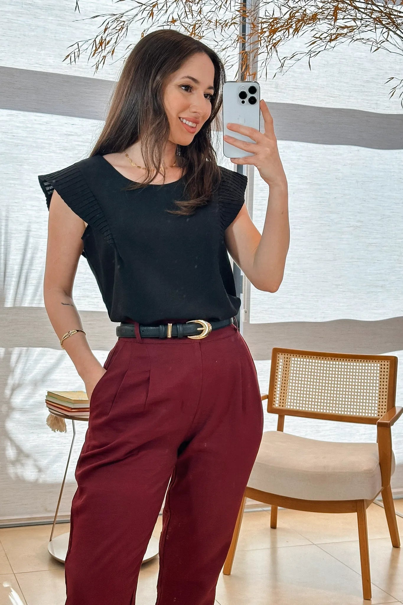 Conjunto: Blusa Regata Detalhe Babado Visco Essenza Maísa Preta + Calça Corte Reto Alfaiataria Serena Laísa Marsala