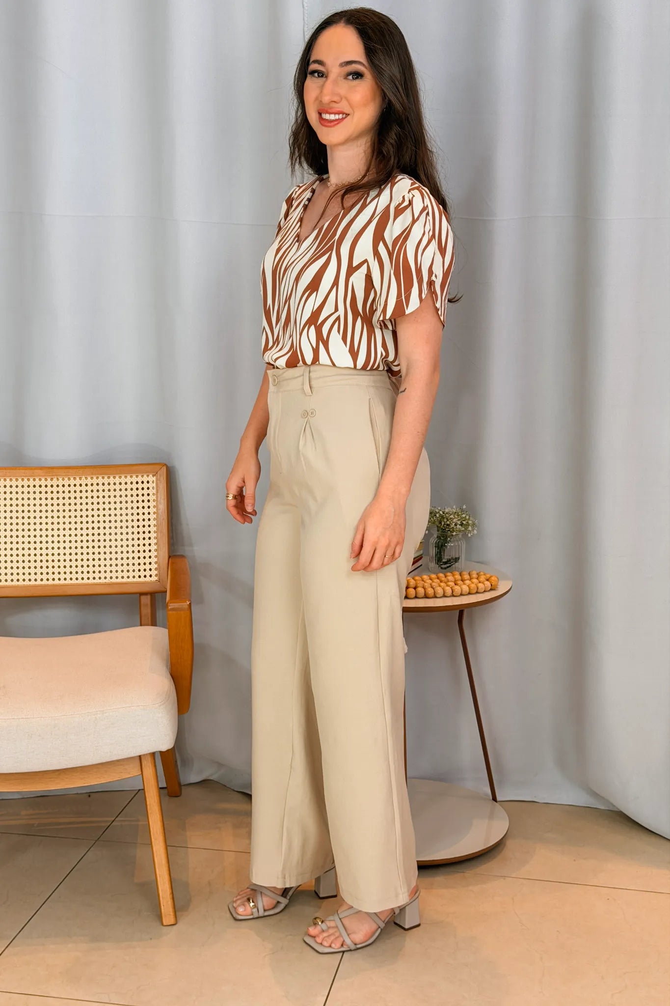 Conjunto: Blusa Manga Curta Detalhe Botão Decote "V" Crepe Classic Graciane Marrom + Calça Pantalona Detalhe Botões Crepe Alfaiataria Larissa Bege