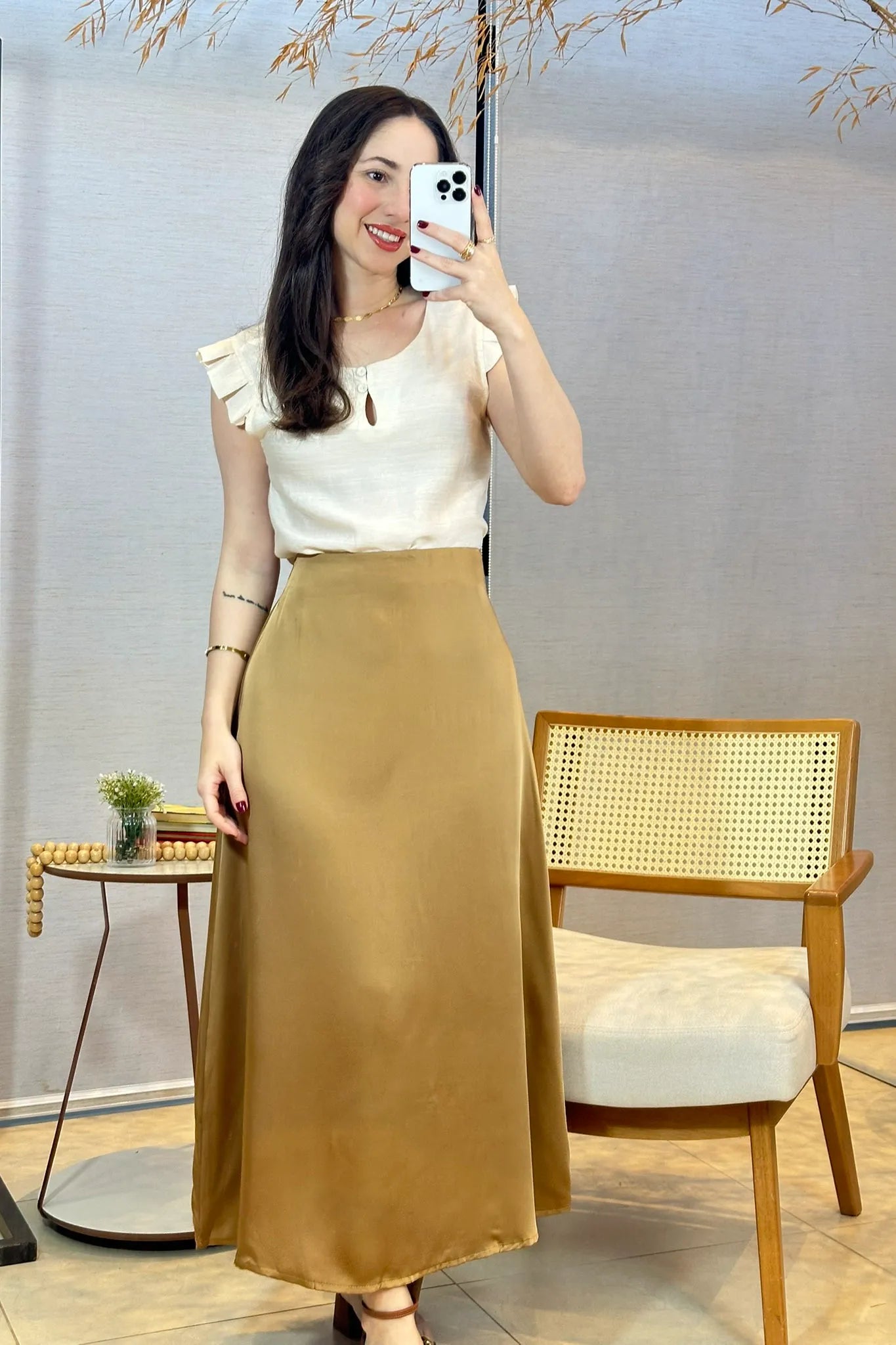 Conjunto: Blusa Babados Manga Detalhe Botão Visco Brise Yara Creme + Saia Midi Lisa Sat Mix Magda Marrom