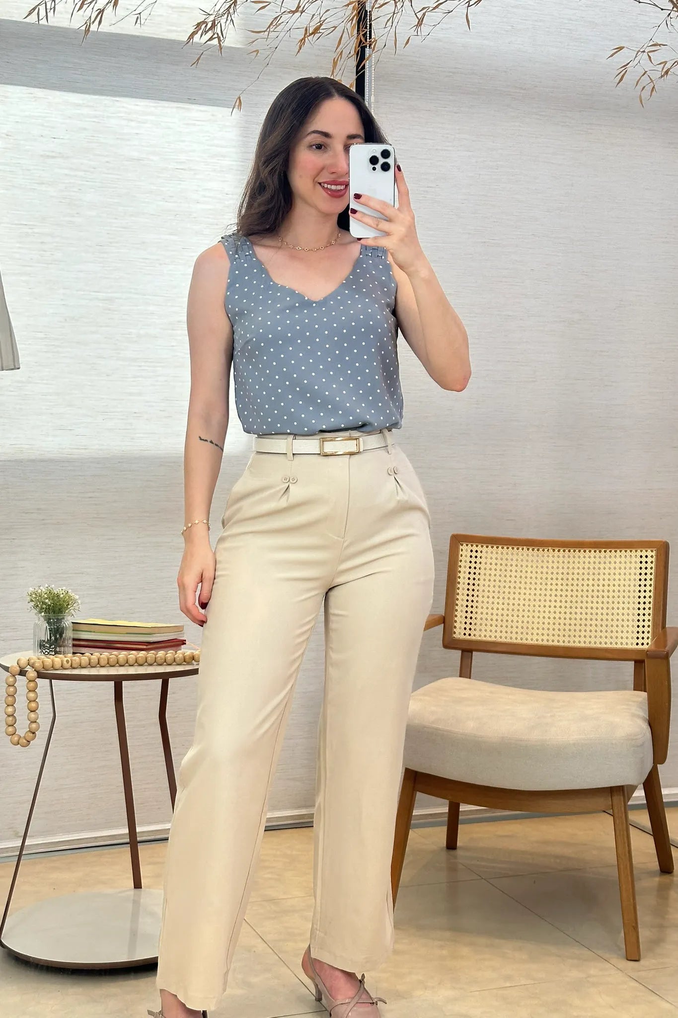Conjunto: Blusa Regata Detalhe Alça Estampada Poá Crepe Classic Isabel Azul Acinzentado + Calça Pantalona Detalhe Botões Crepe Alfaiataria Larissa Bege