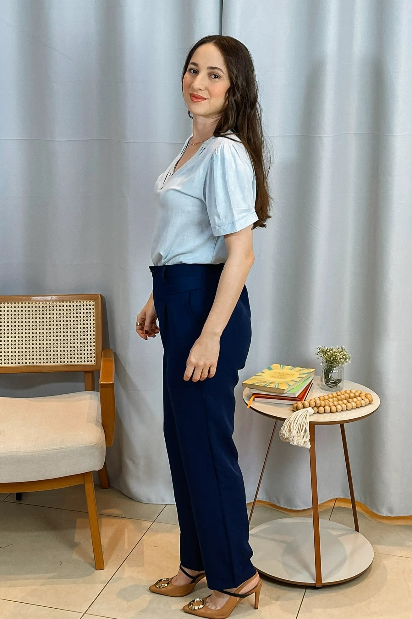 Conjunto: Blusa Manga Curta Detalhe Decote "V" Visco-Linho Marília Azul + Calça Corte Reto Alfaiataria Detalhe Bolso Adriana Esteves Azul Marinho