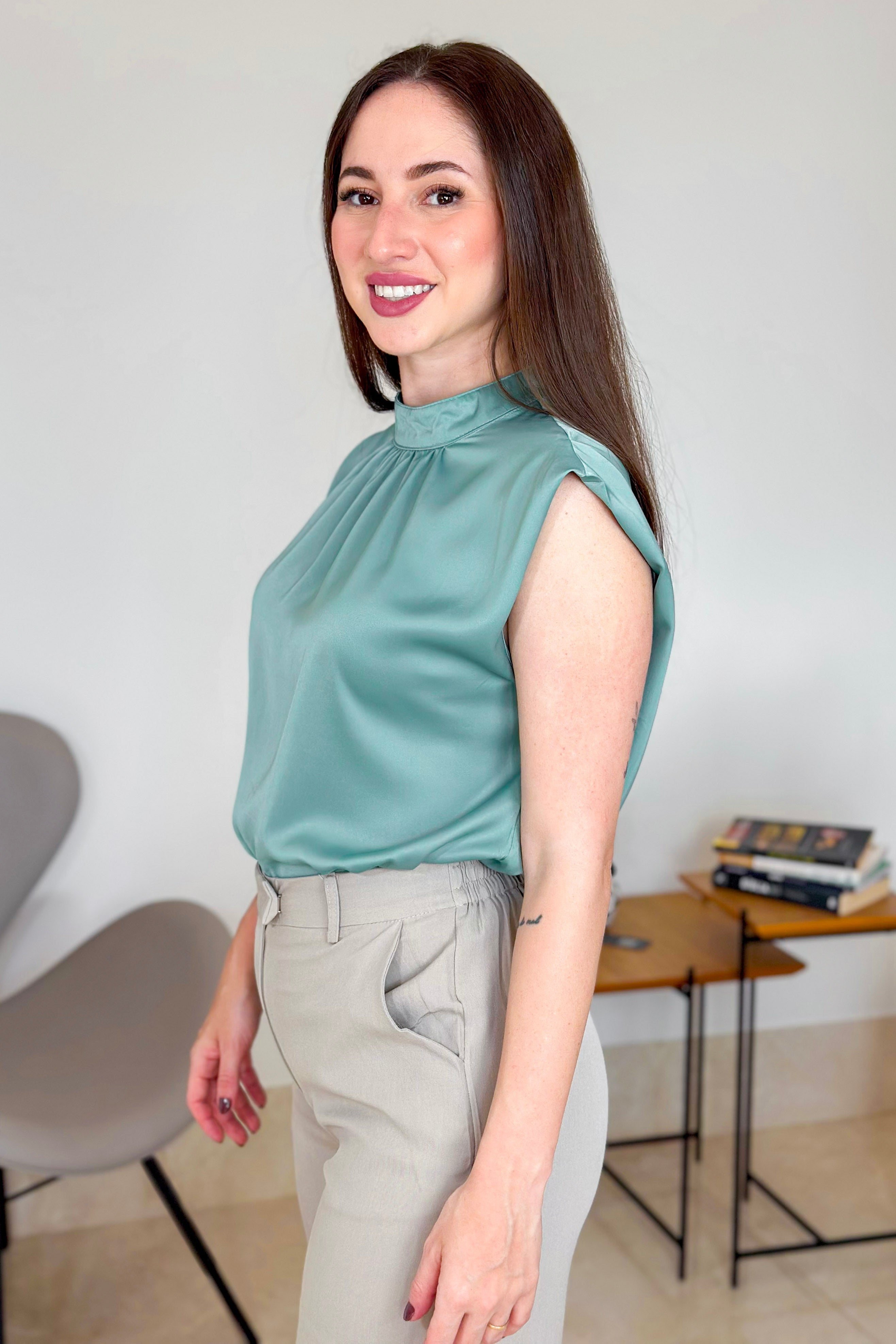 Blusa Regata em Poly Silk Detalhe Pregas Colo Lorrana Verde