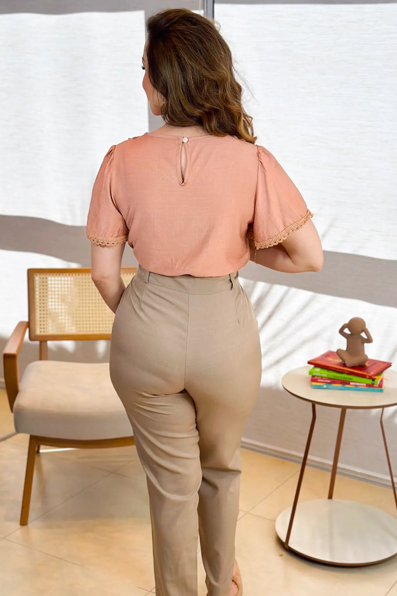 Blusa Manga Curta Visco Acetinado Detalhe Bordado Mabel Rose