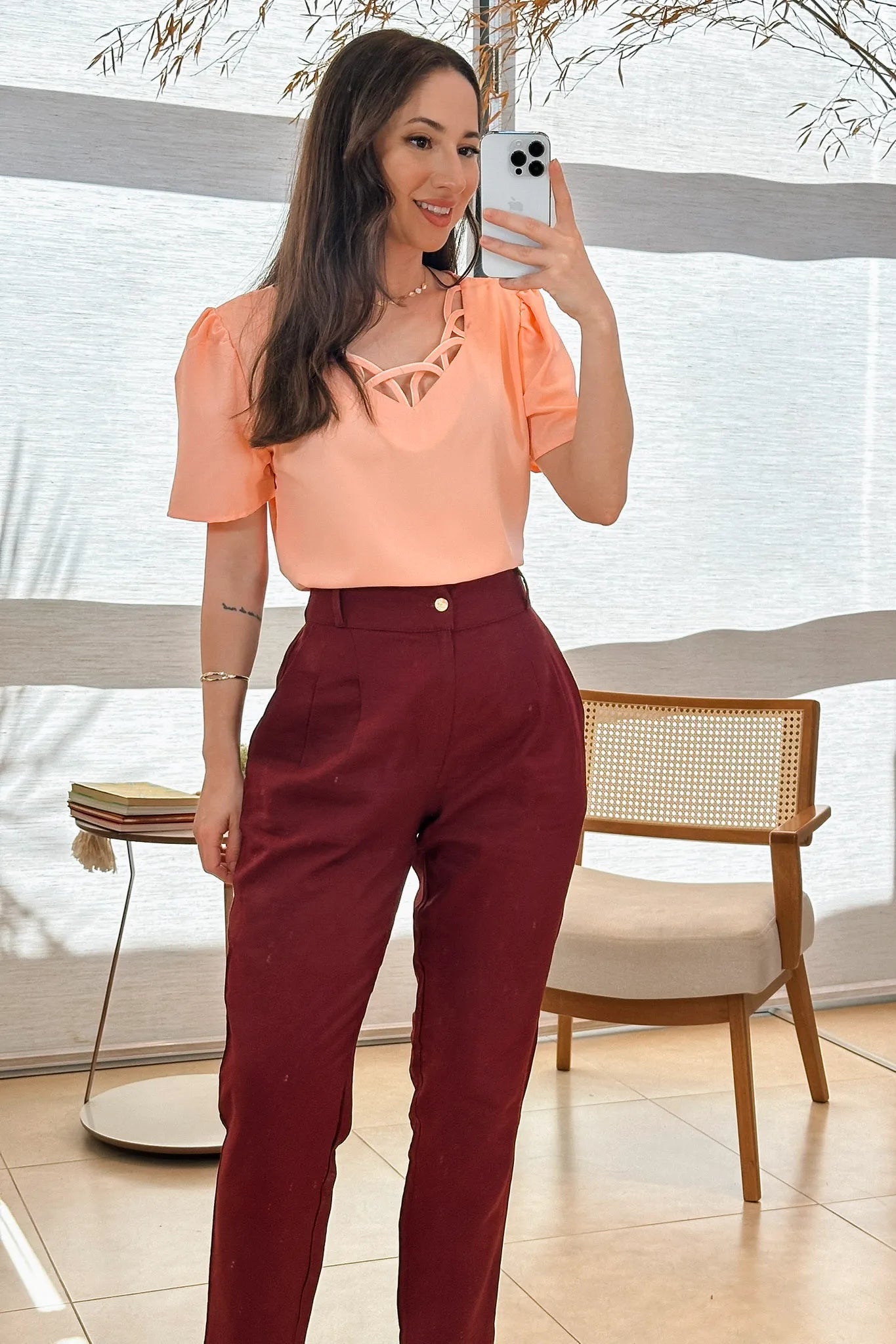Conjunto: Blusa Manga Curta Detalhe Decote Crepe Classic  Carolina Rosa + Calça Corte Reto Alfaiataria Serena Laísa Marsala